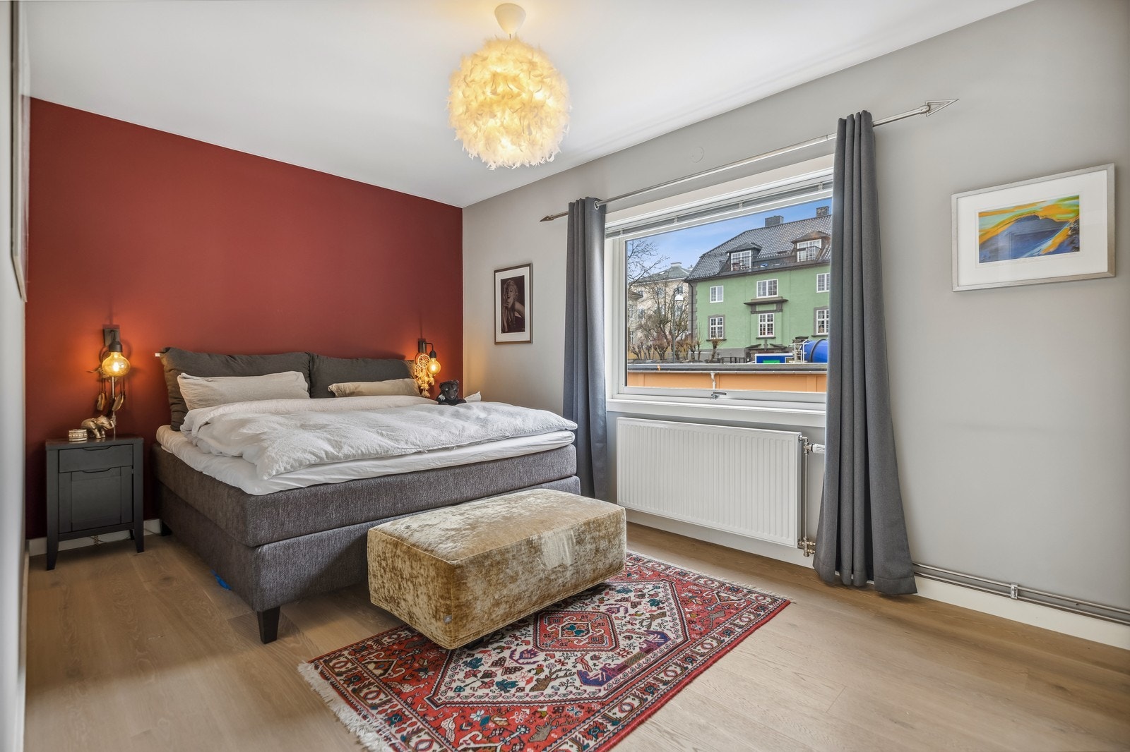 Hovedsoverom er stort og det er skyvedørsgarderobe langs hele den ene veggen Galleribilde