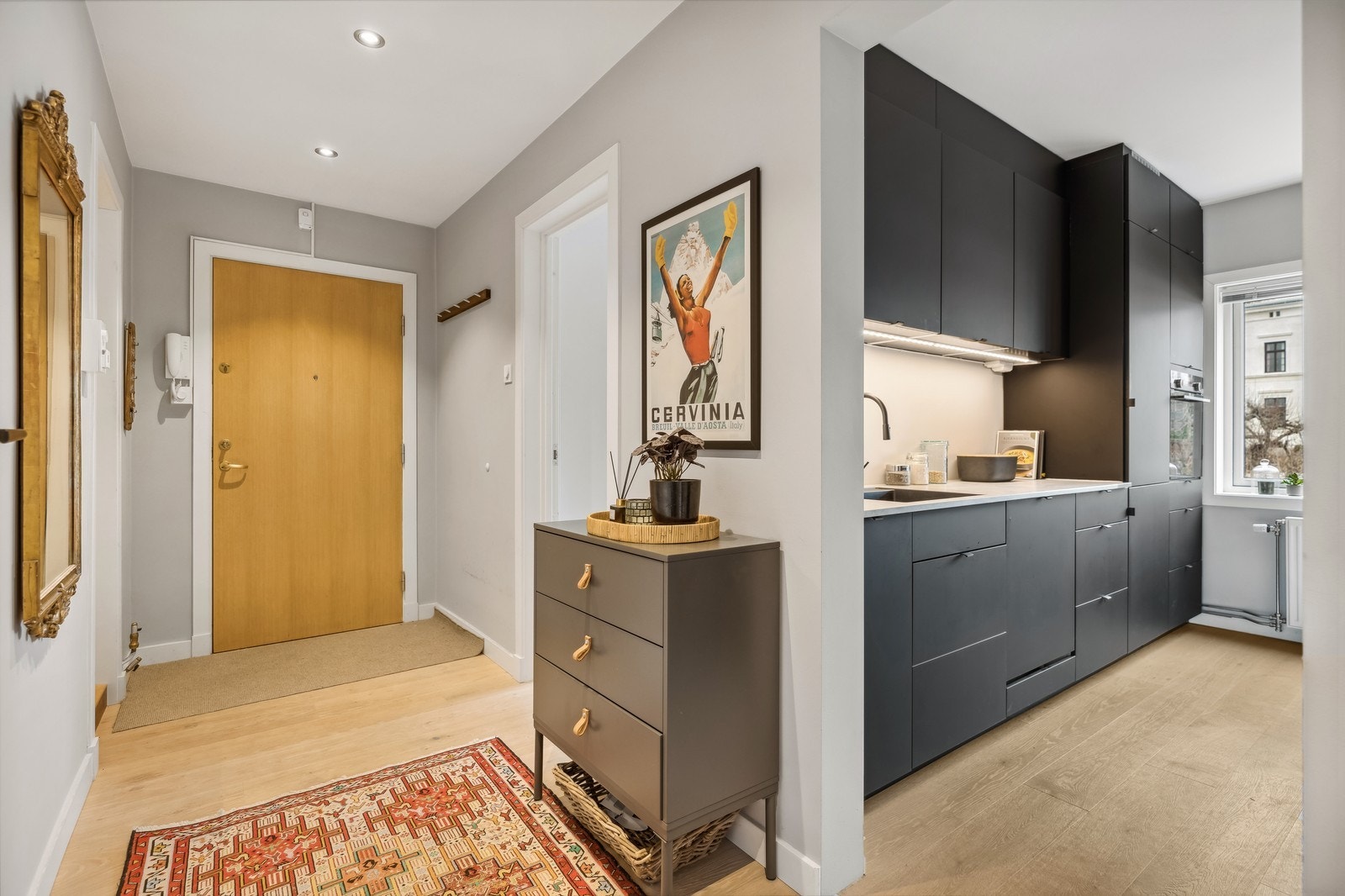 Gang med plass til å henge fra seg på knagger bak døren Galleribilde