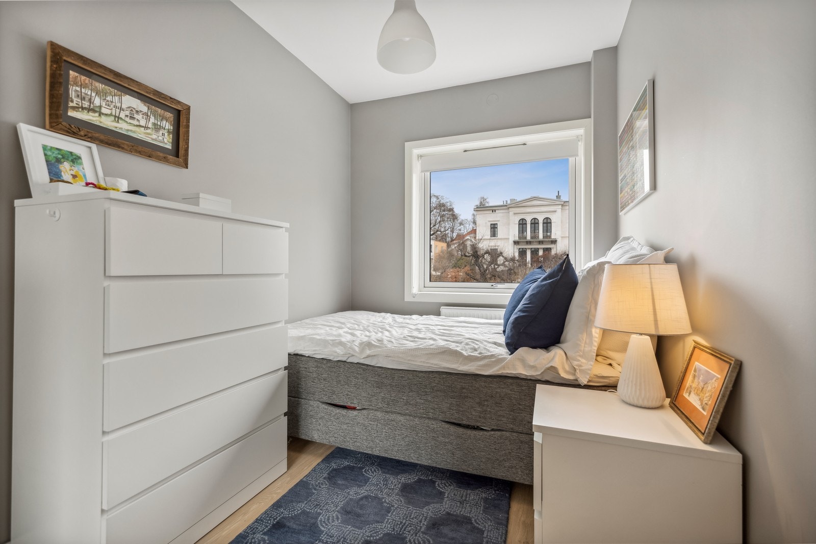 Minste soverom - her er det også skyvedørsgarderobe som ikke kommer med på bilde Galleribilde