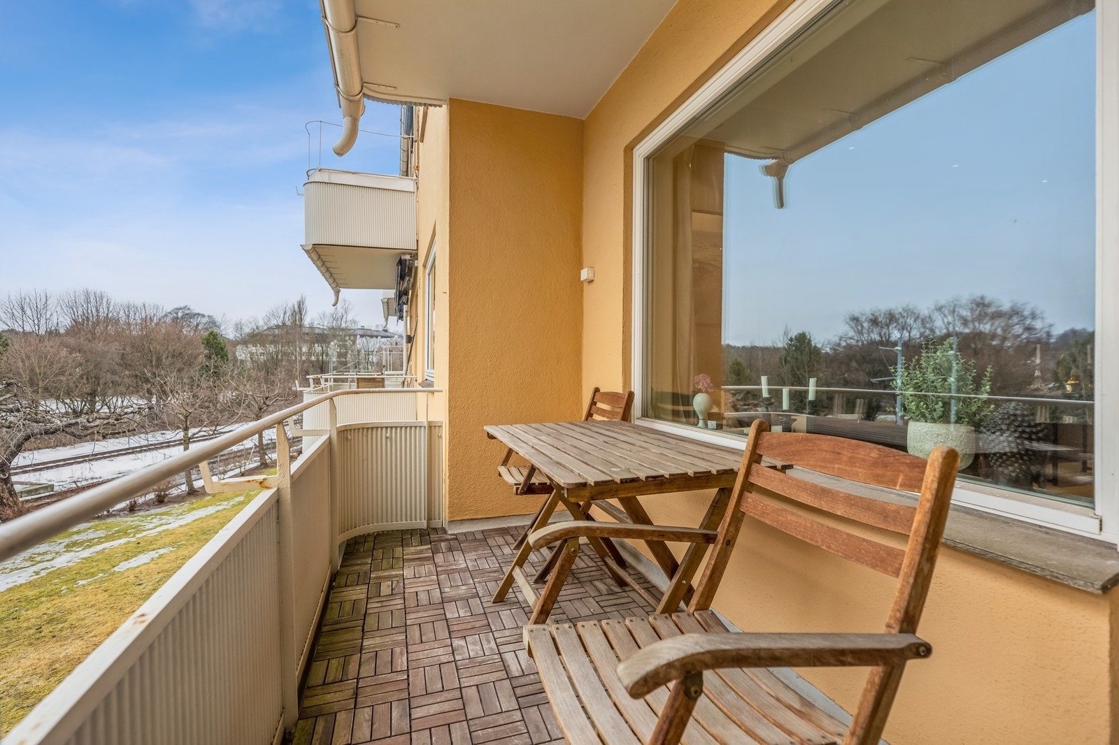 Balkong - vender mot stor felleshage Galleribilde