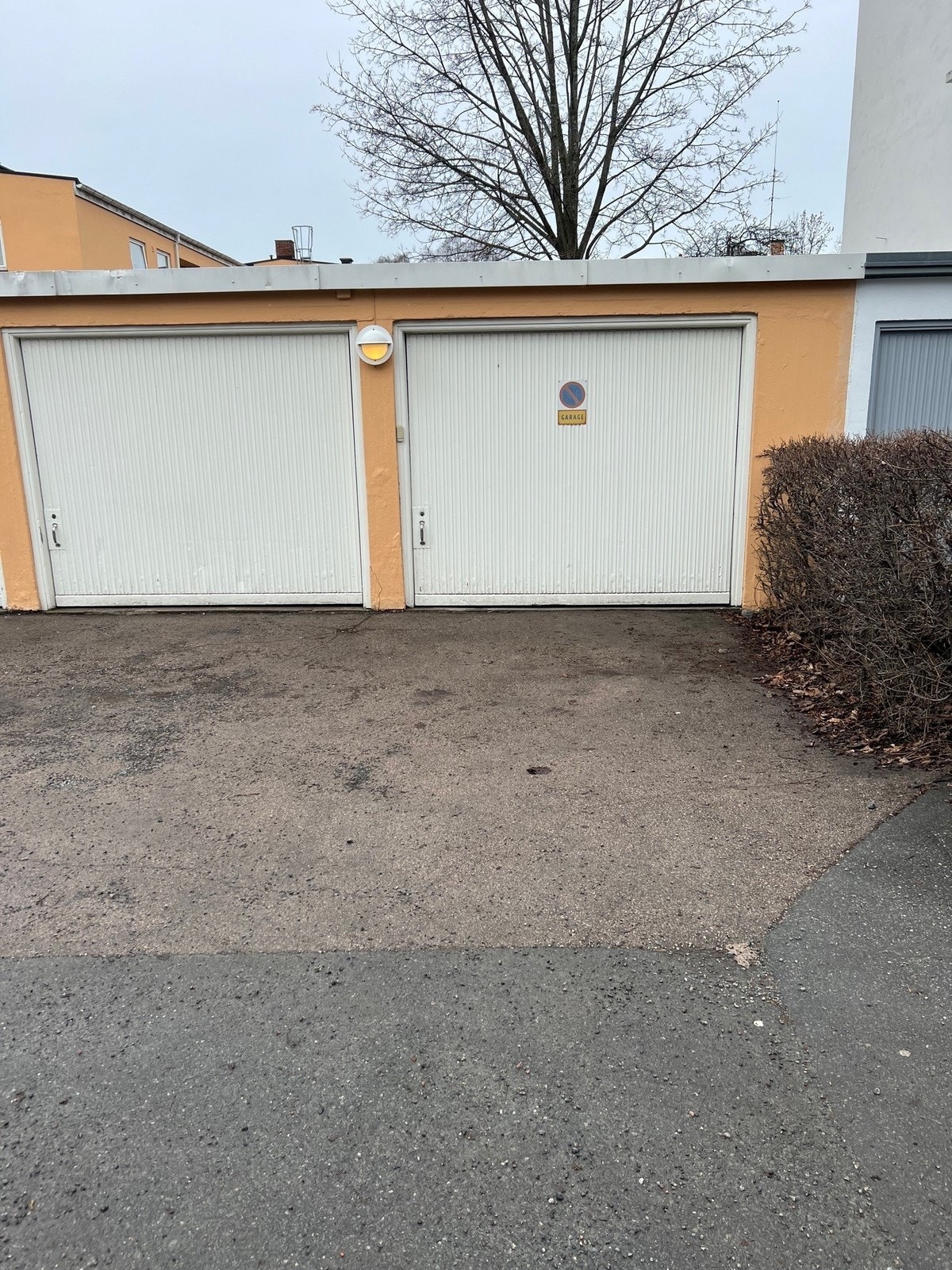 Garasje - Det er mulig å leie den høyre garsjen her mot tillegg i leie Galleribilde