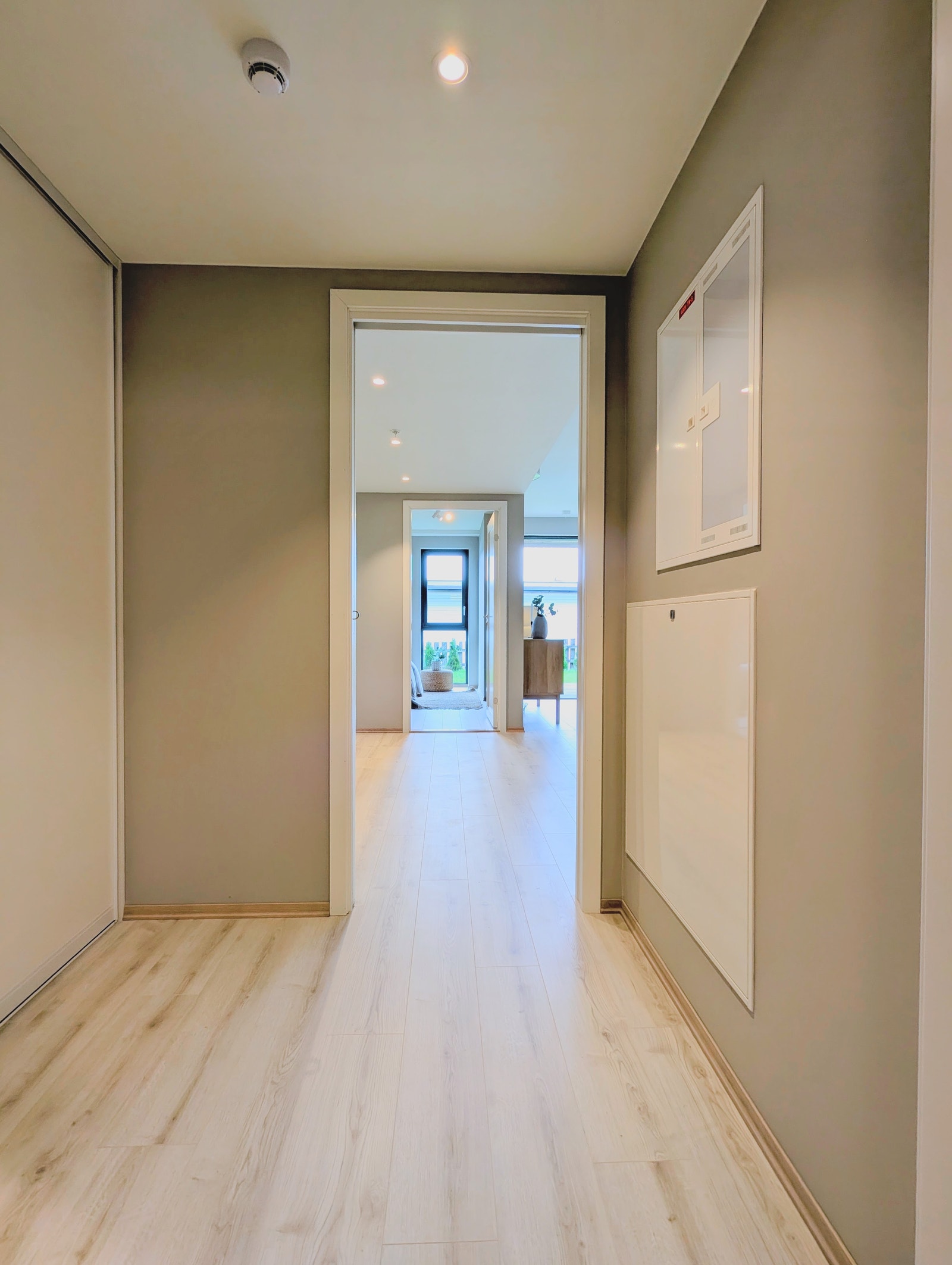 Entré med skyvedørsgarderobe. Galleribilde