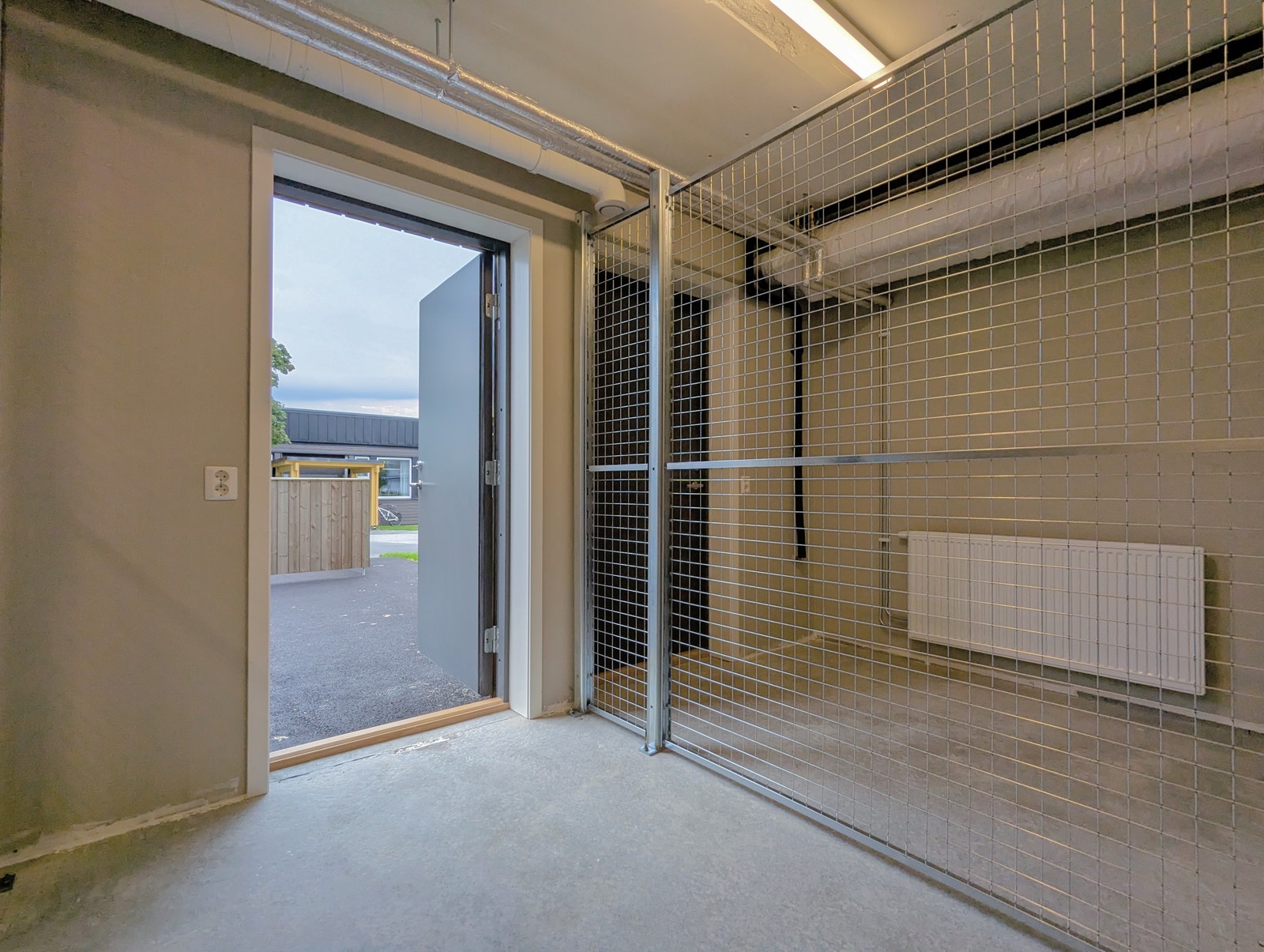 Utendørs sportsbod med ca. 5 kvm. Galleribilde