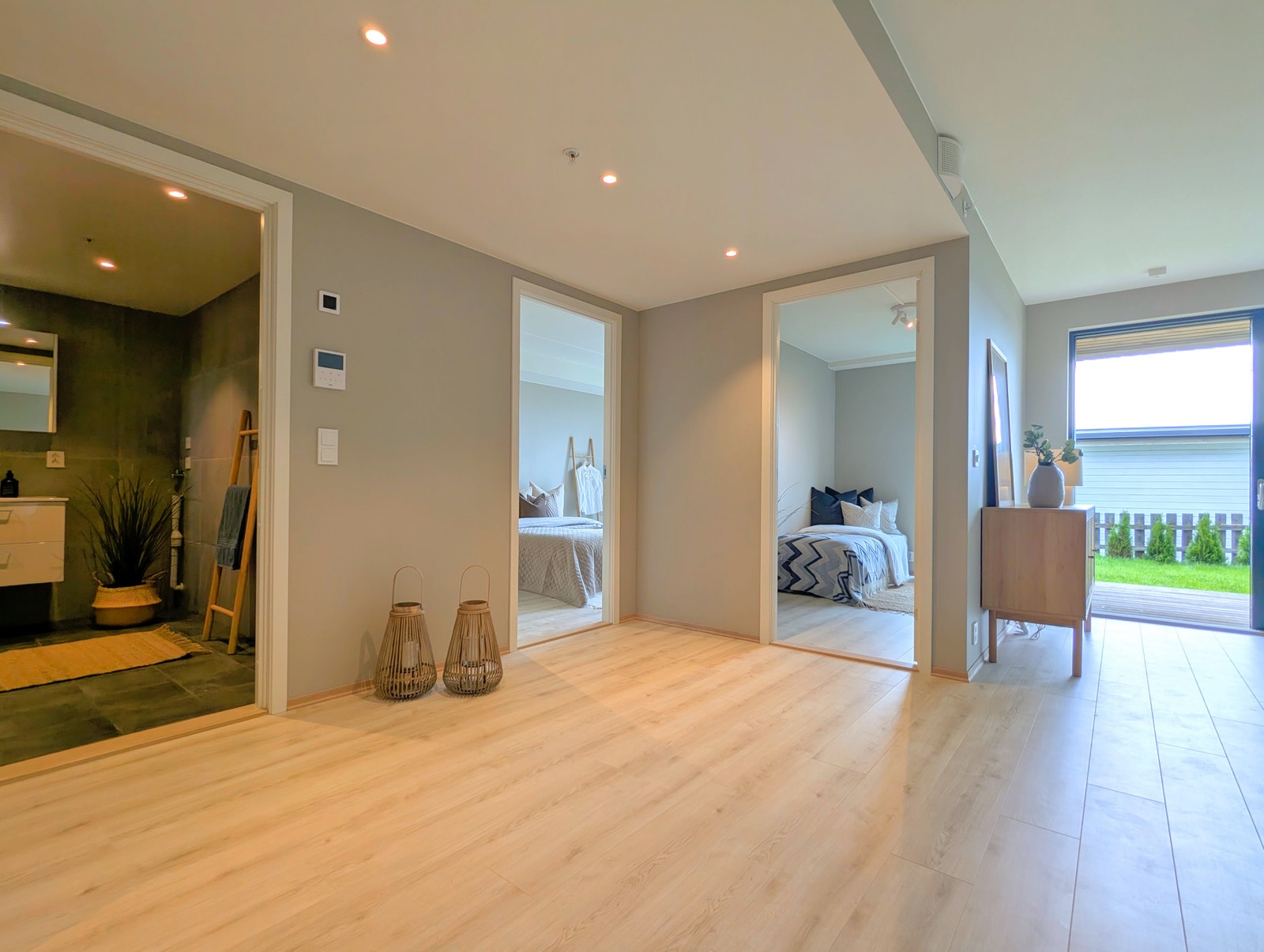 Stue med godt dagslys og downlights i taket med dimmer. Galleribilde