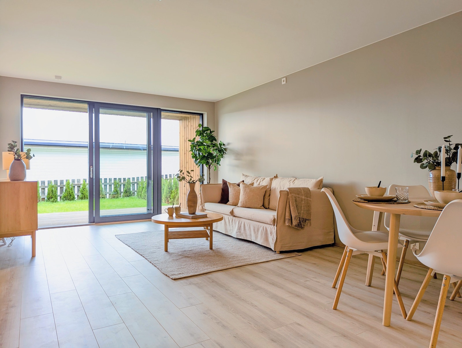 Stuen har plass til sofagruppe og spisebord. Galleribilde