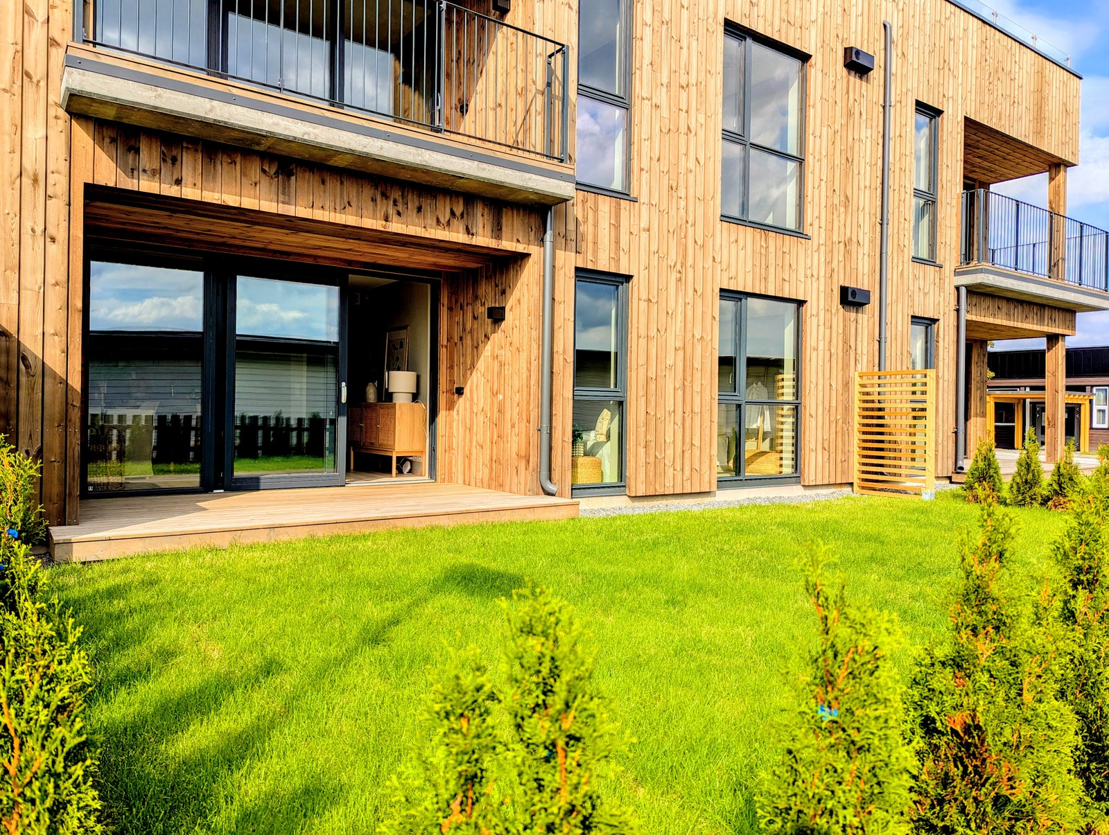 Leiligheten har egen terrasse og en liten hage. Galleribilde