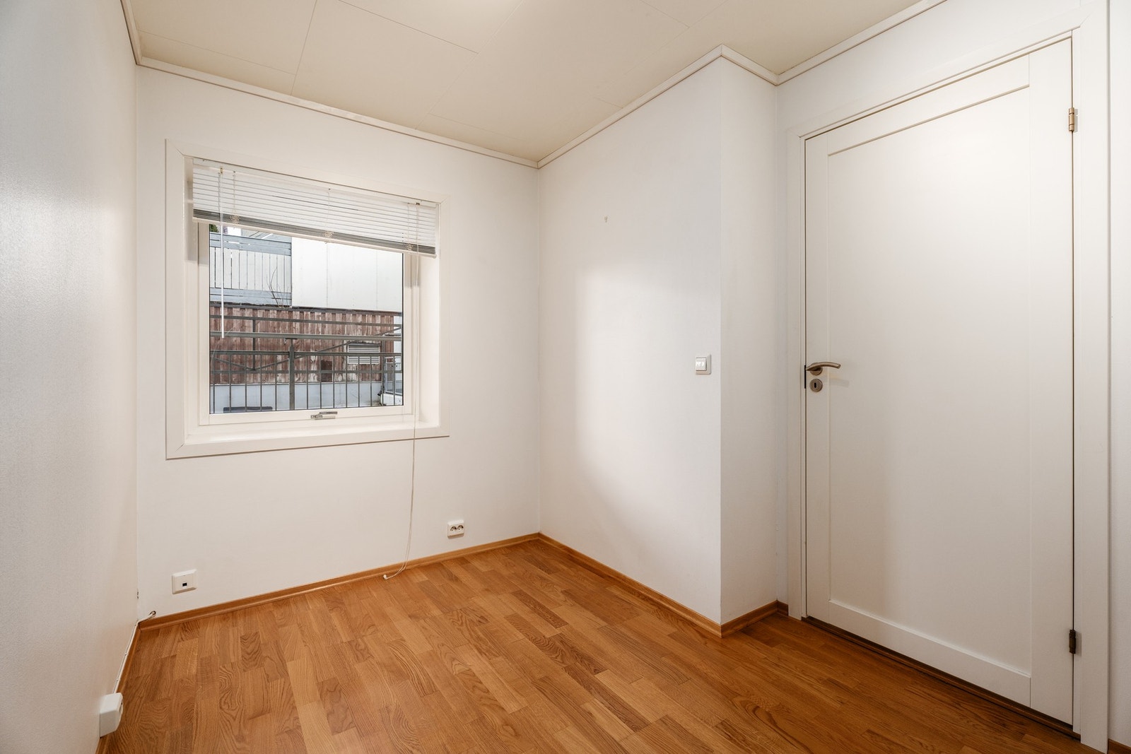 Soverom 2: Lyst soverom som slipper inn lunt og naturlig lys. Galleribilde