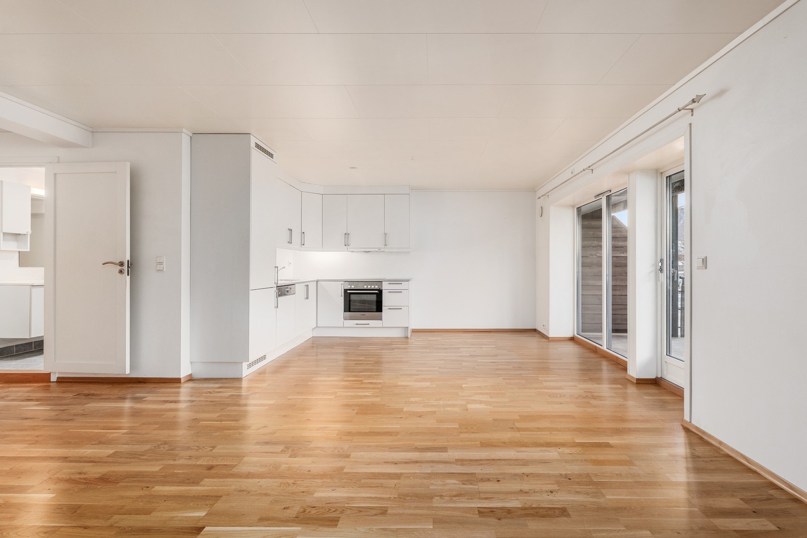 Romslig åpen løsning mellom kjøkken og stue. Galleribilde