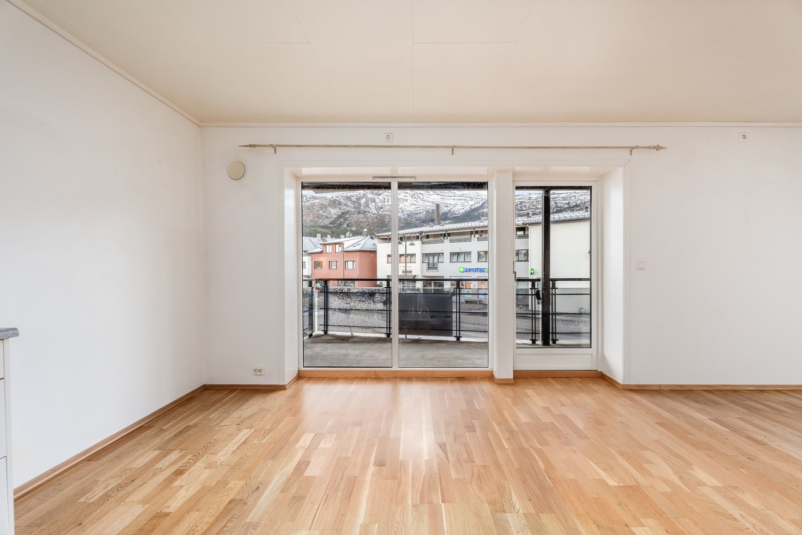 Utgang til balkong fra stue og kjøkken. Galleribilde