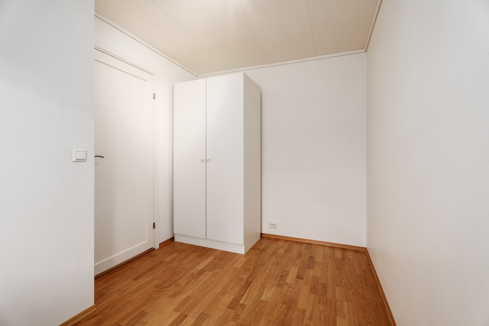 Soverom 2: Soverom med plass til garderobe og seng. Galleribilde