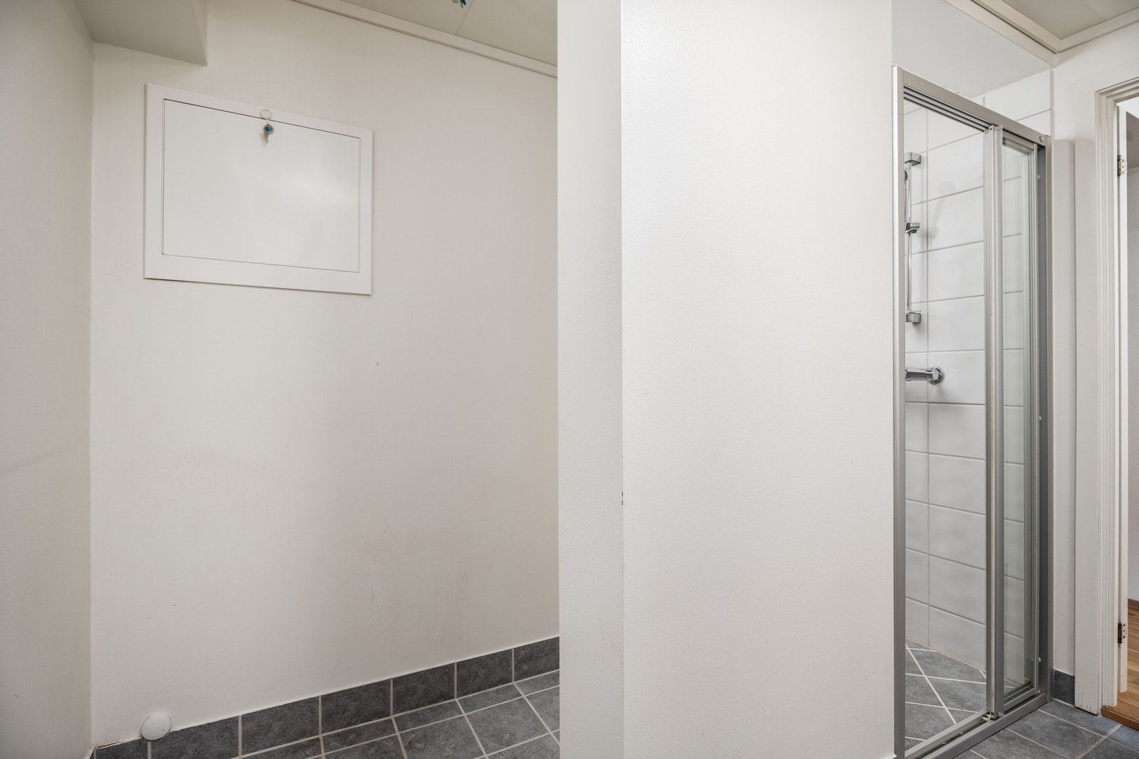 Baderom med baderomsløsning og opplegg for vaskemaskin. Galleribilde