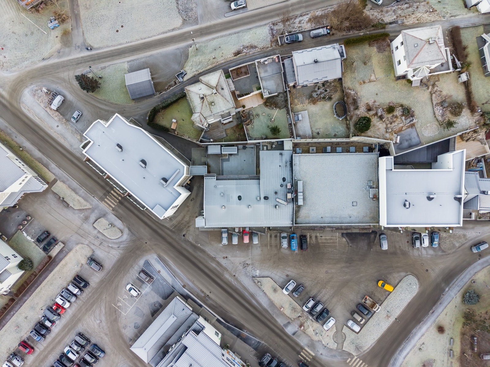 Parkering på asfaltert fellesområde Galleribilde