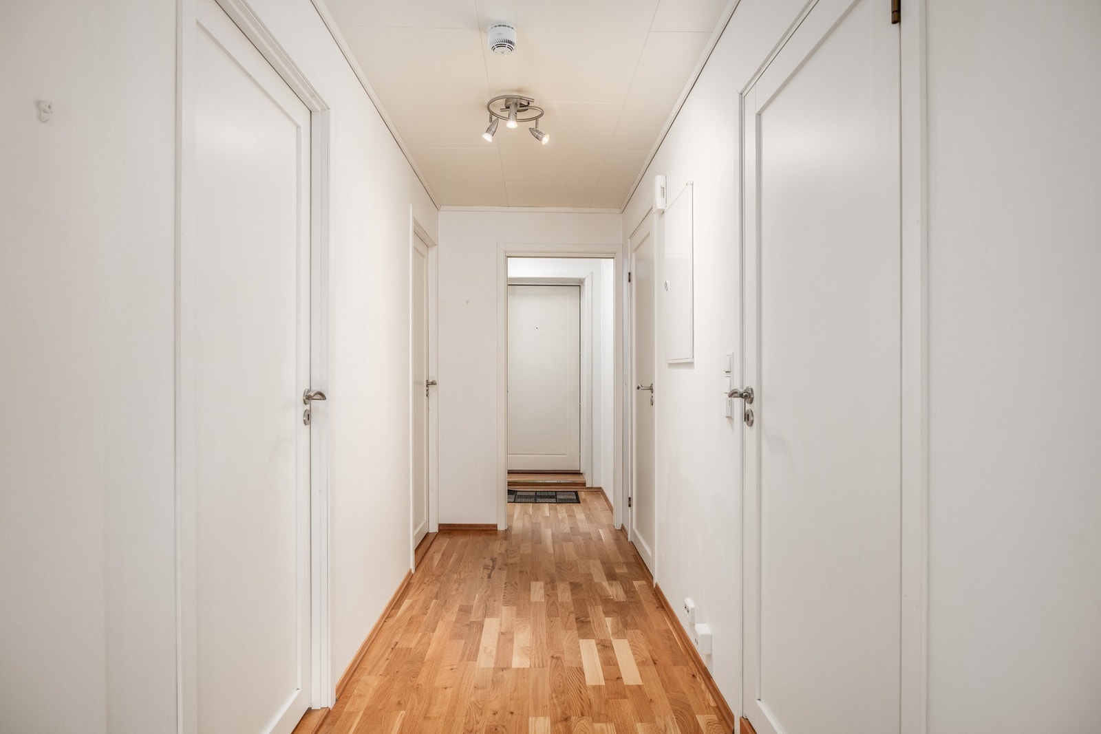 Entré og gang som leder videre inn i leiligheten. Galleribilde