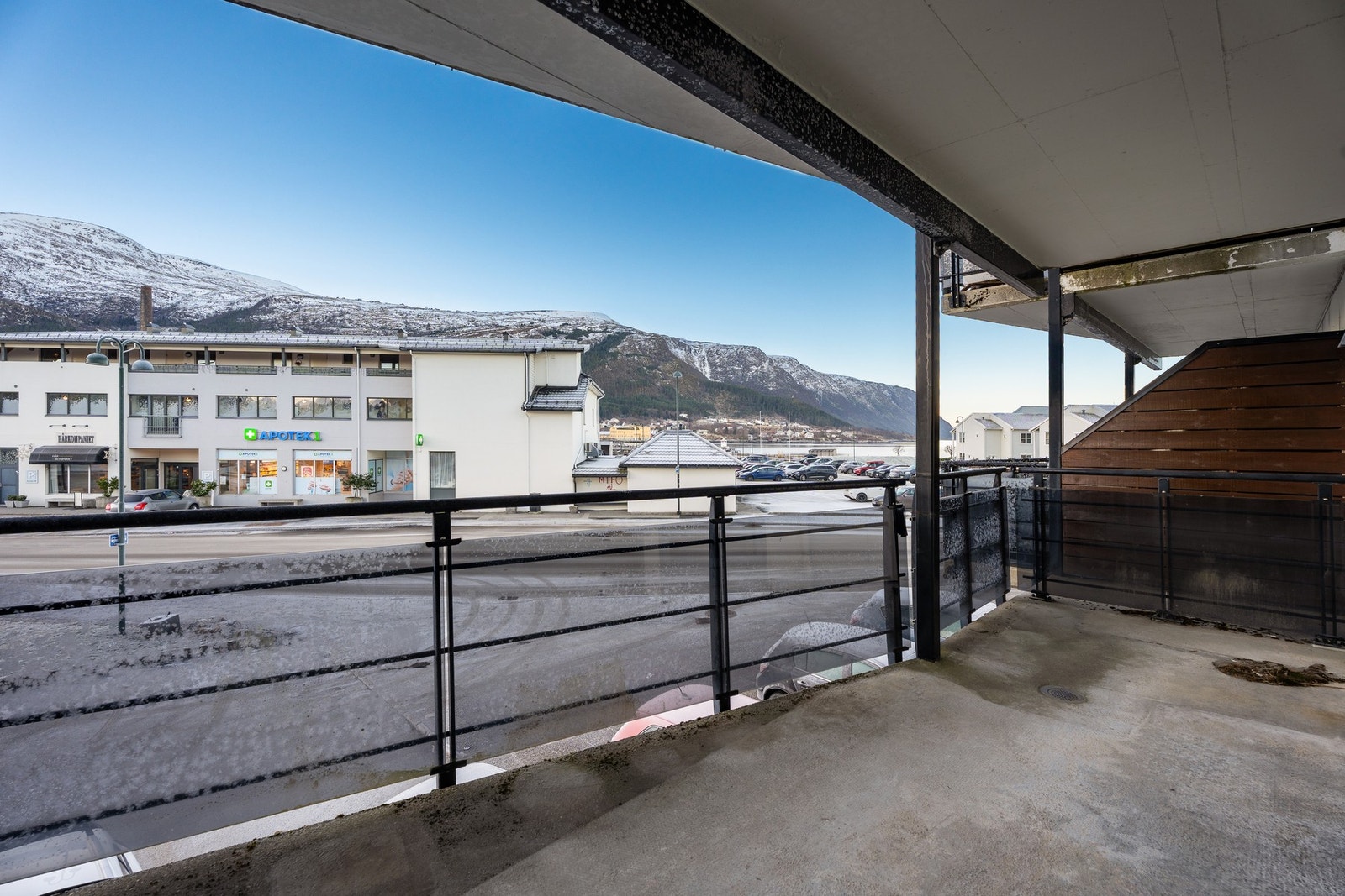 Balkong med utsikt mot sjøen. Galleribilde