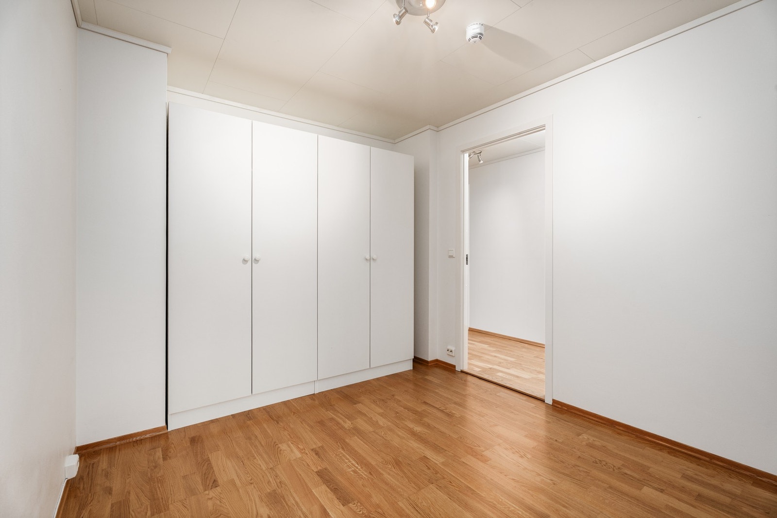 Soverom 1: Soverom med god plass til hele garderoben din Galleribilde