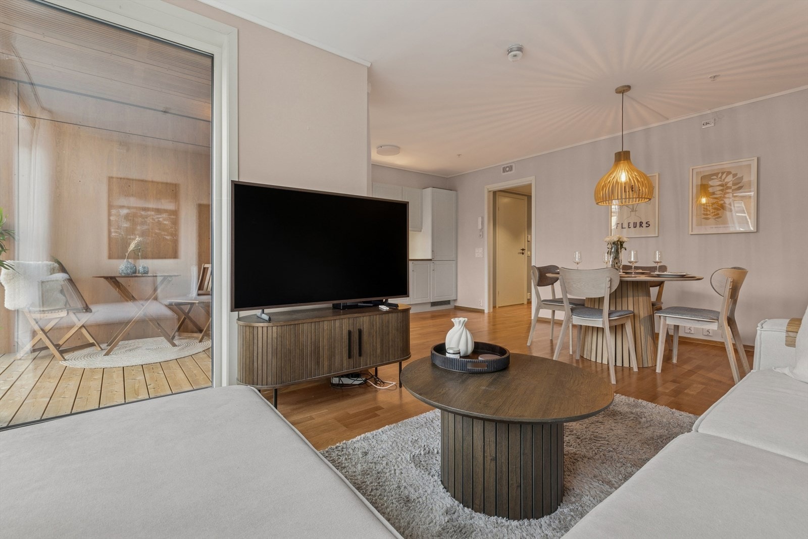 Fra stuen er det direkte utgang til en innglasset balkong. Galleribilde