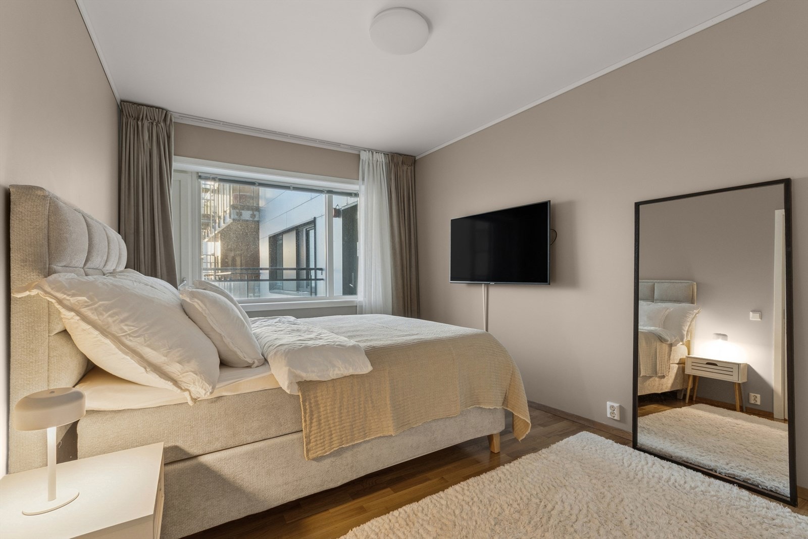 Her er god plass til dobbeltseng og tilhørende møbler. Galleribilde