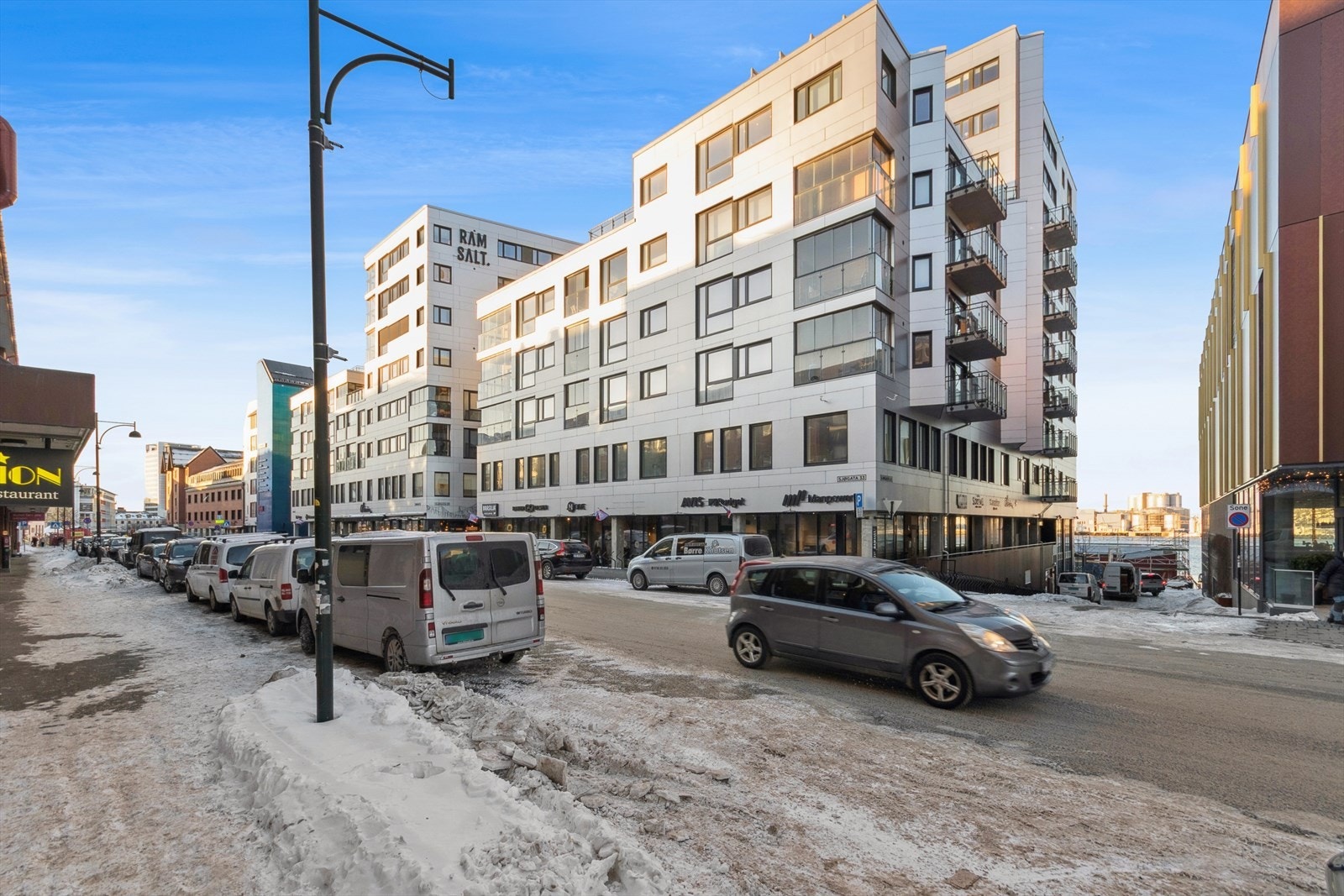 "Tøffelavstand" til nærbutikk, frisør, shopping, kulturaktiviteter, resturanter m.m. Galleribilde