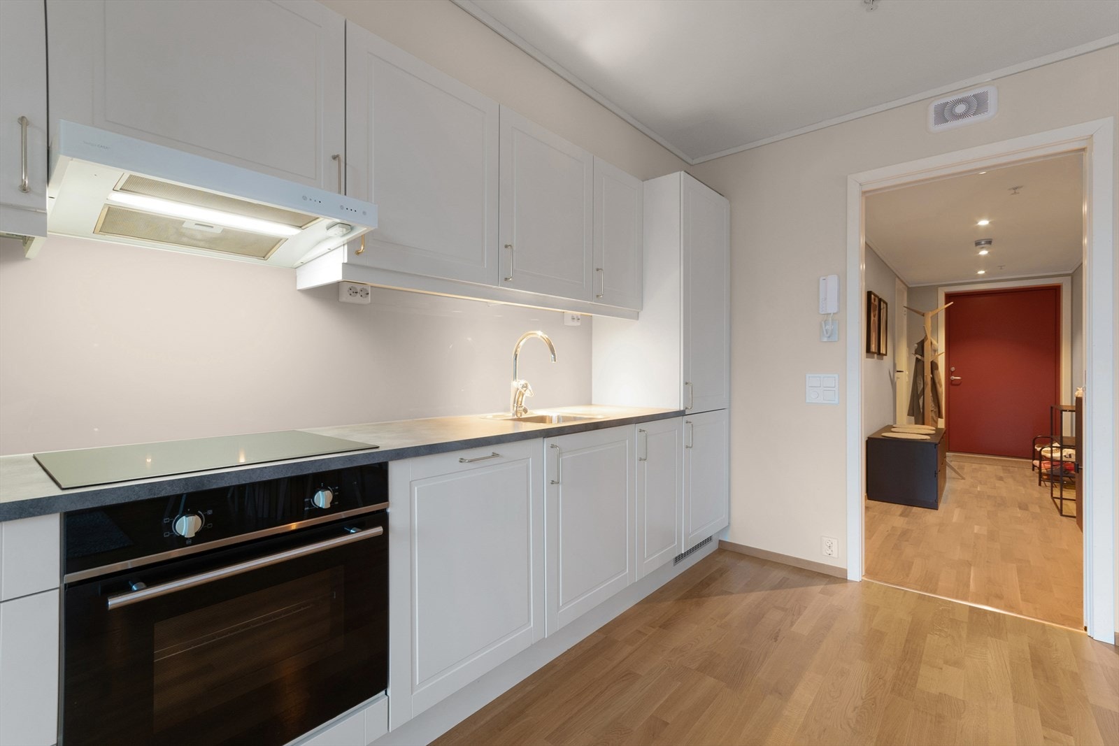 Kjøkkenet er utstyrt med integrert komfyr, koketopp, oppvaskmaskin og kjøl-/fryseskap. Galleribilde