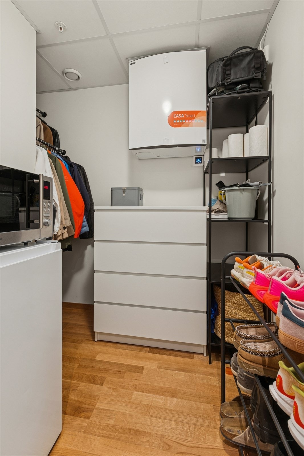 Bod ved entrèen med ekstra oppbevaring- og garderobeplass. Galleribilde