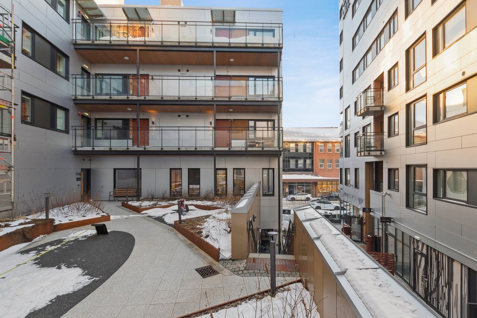 Borettslagets fellesområder er pent opparbeidet med flere uteplasser med beplantning, lekeapparater og sitteplasser. Galleribilde