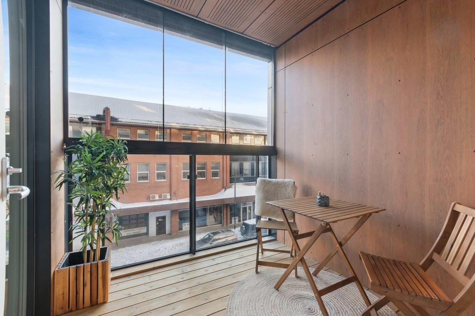 Innglasset balkong på cirka 5 m2 gir ekstra oppholdsrom. Galleribilde