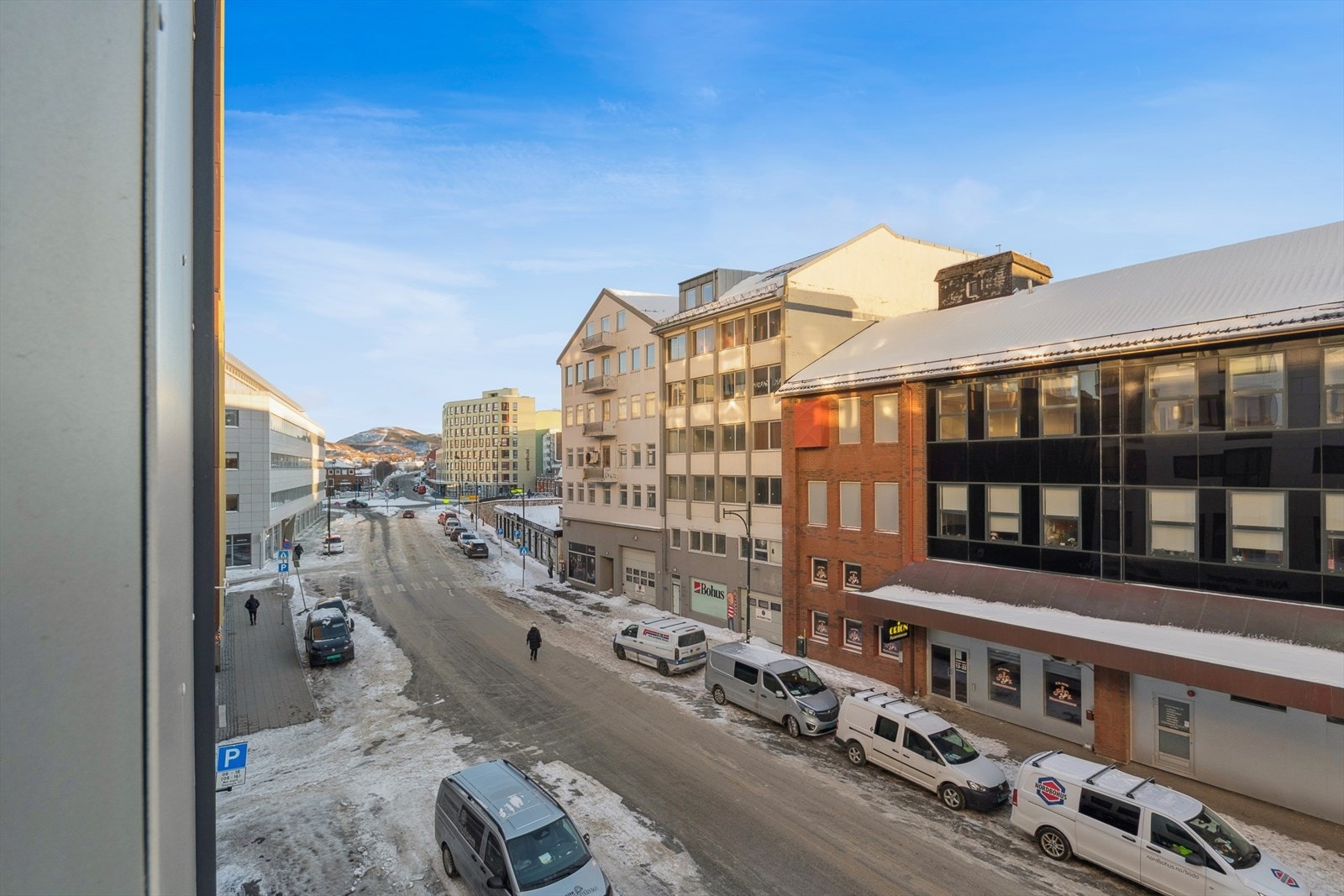 Her bor du midt i sentrum hvor du finner et bredt utvalg av butikker, restauranter og kulturtilbud. Galleribilde