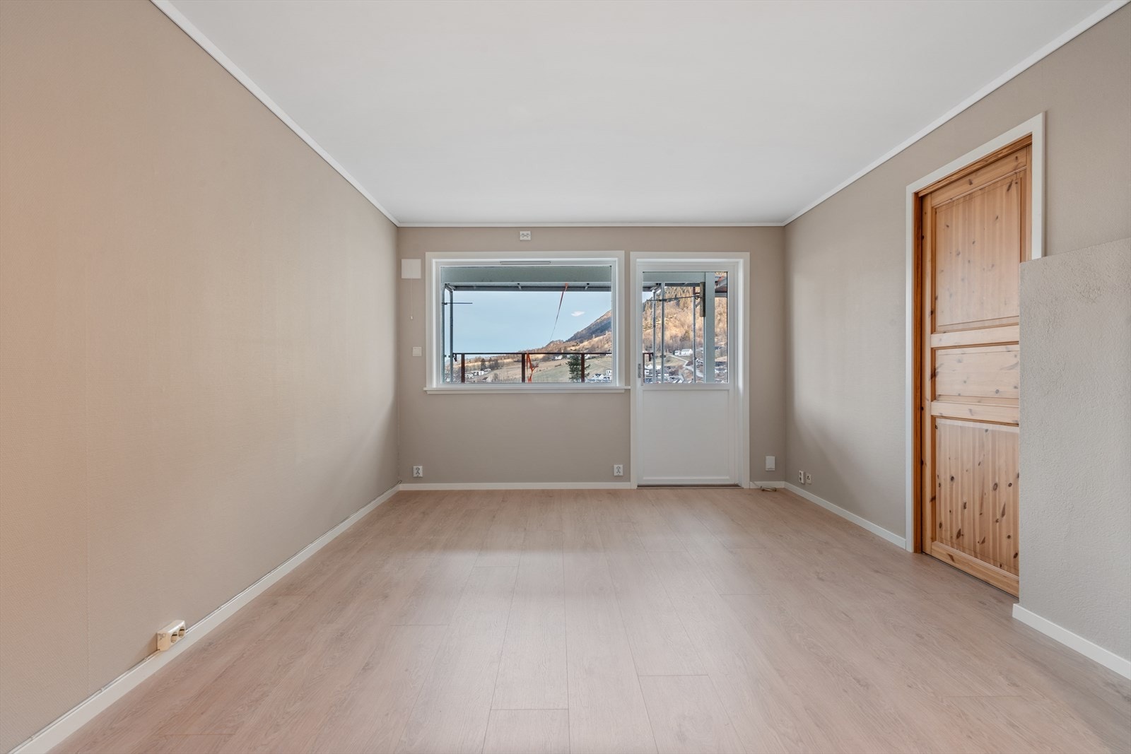 Lys stue med direkte utgang til terrasse Galleribilde