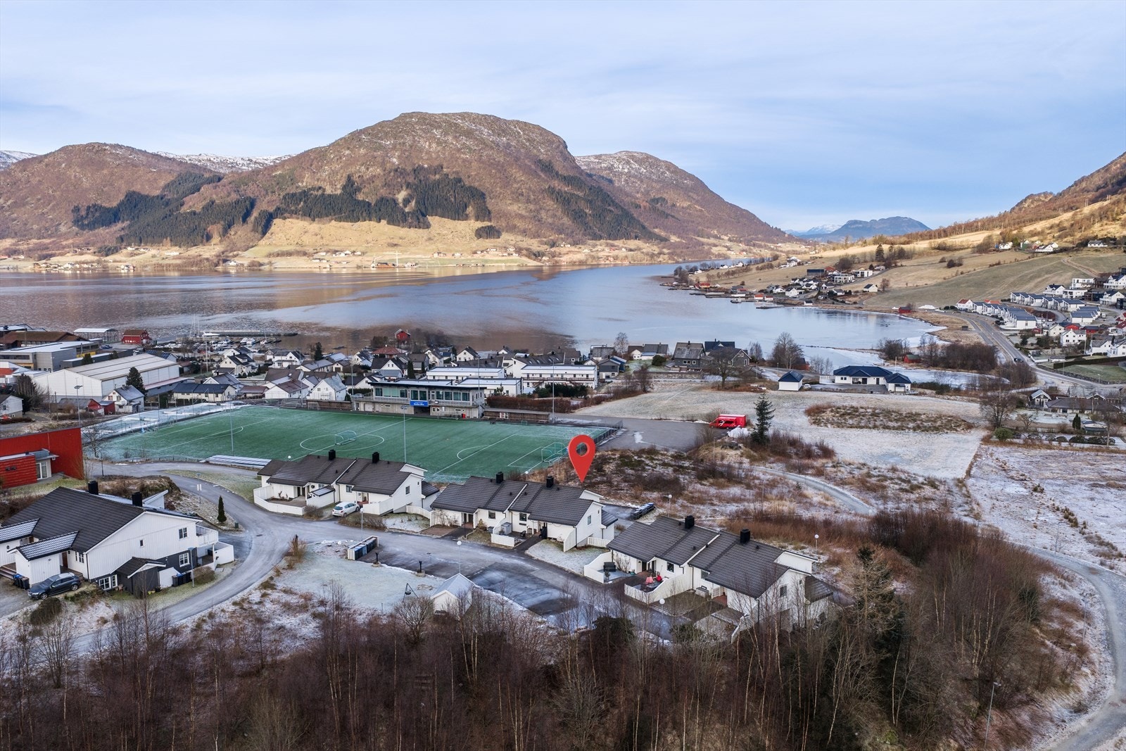 Kort avstand til idrettsanlegg, barnehage, skoler og butikker Galleribilde