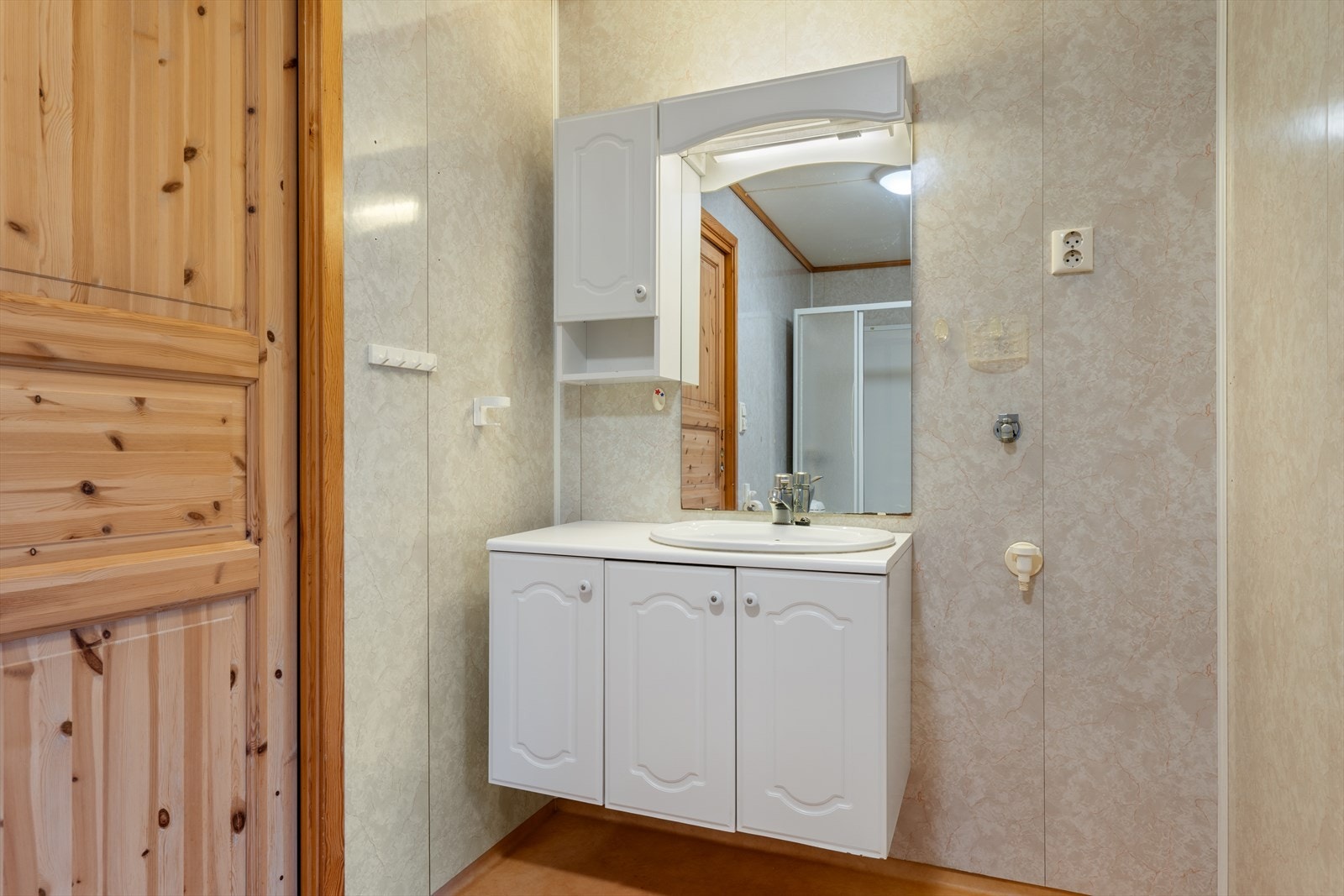 Baderom med servant, wc og dusjkabinett Galleribilde