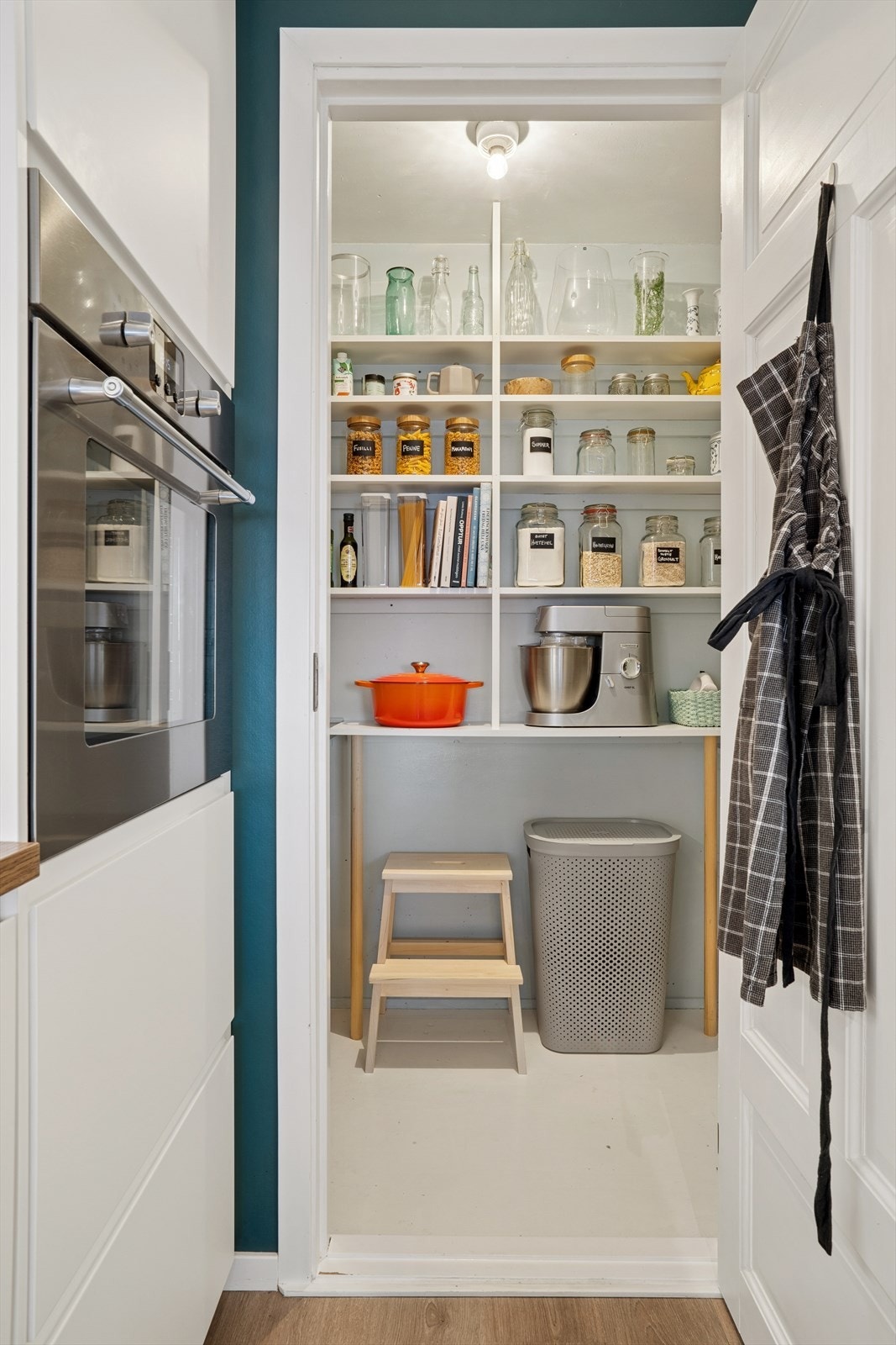 Lett tilgjengelig matbod like innenfor kjøkken med massevis av hylleplass Galleribilde