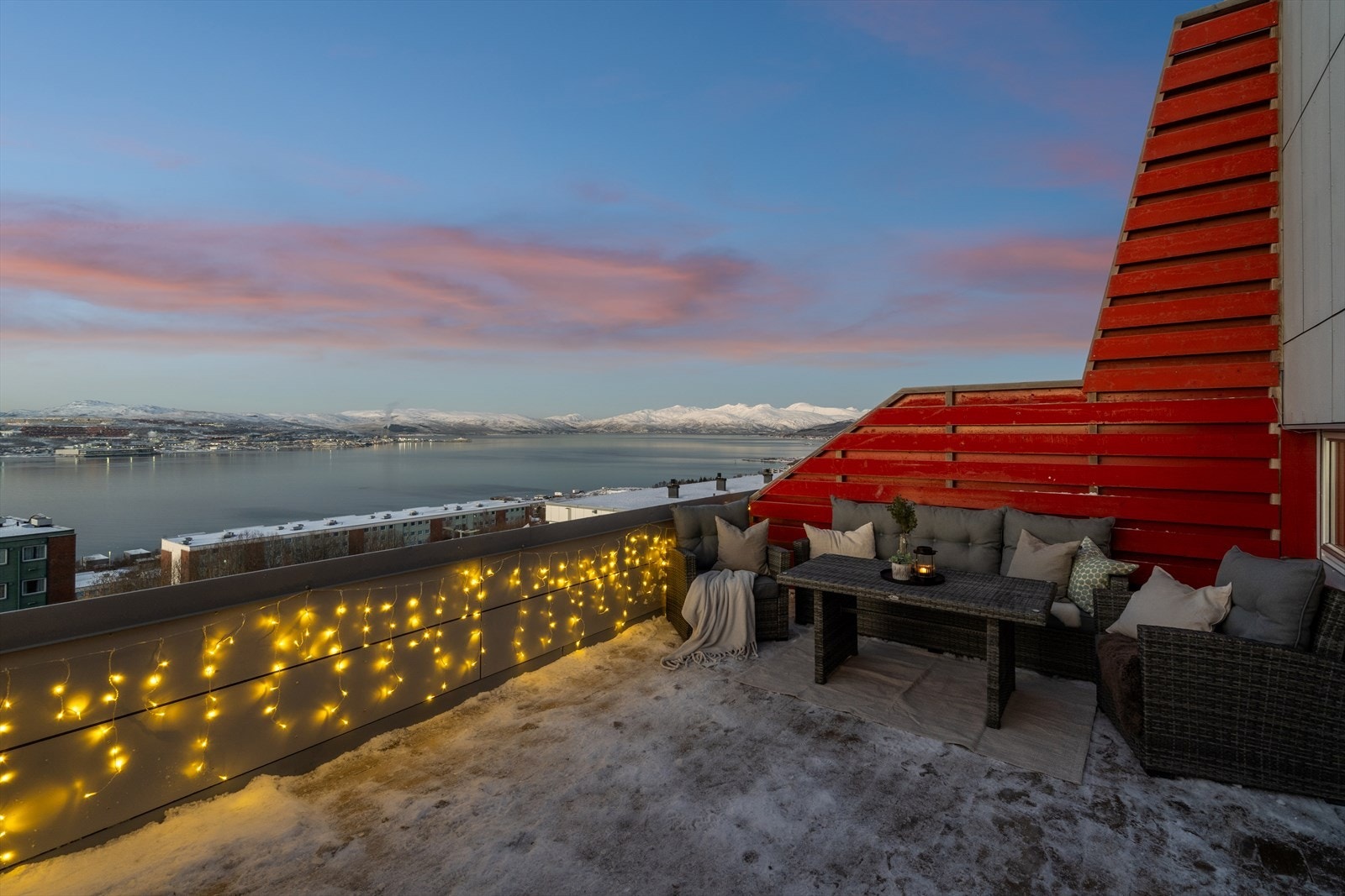 Stor terrasse, her med utsikten mot nord Galleribilde