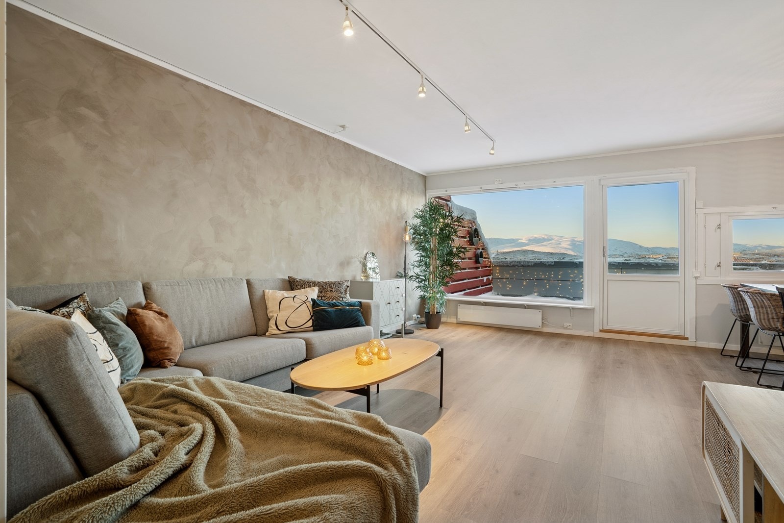 Stuen har store vinduer med flott utsikt og utgang til stor, solrik terrasse Galleribilde