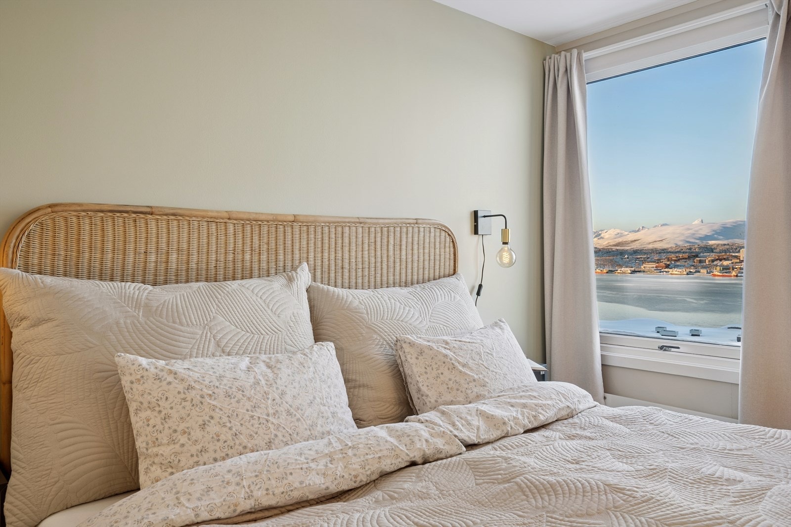 2 av de 3 soverommene har fantastisk utsikt over Tromsøysundet og deler av Tromsøya og Kvaløya Galleribilde