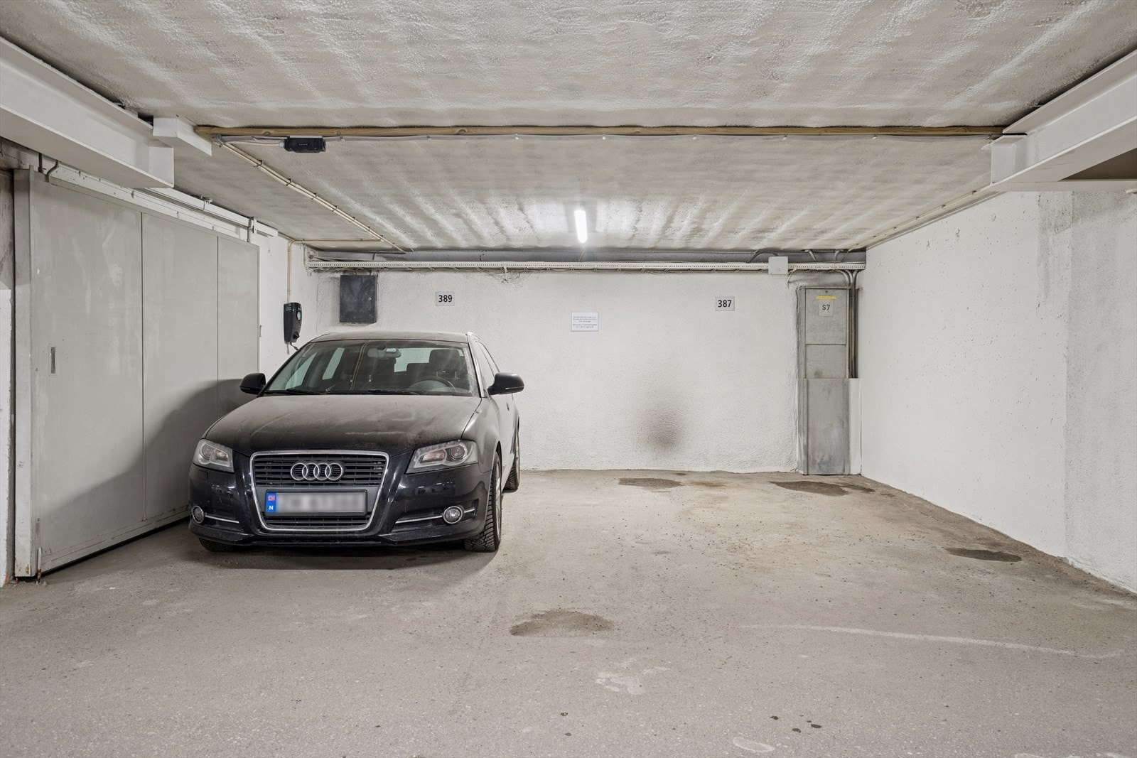 Innvendig parkering på fast plass i felles parkeringsanlegg. Klargjort for installering av el-bil lader Galleribilde