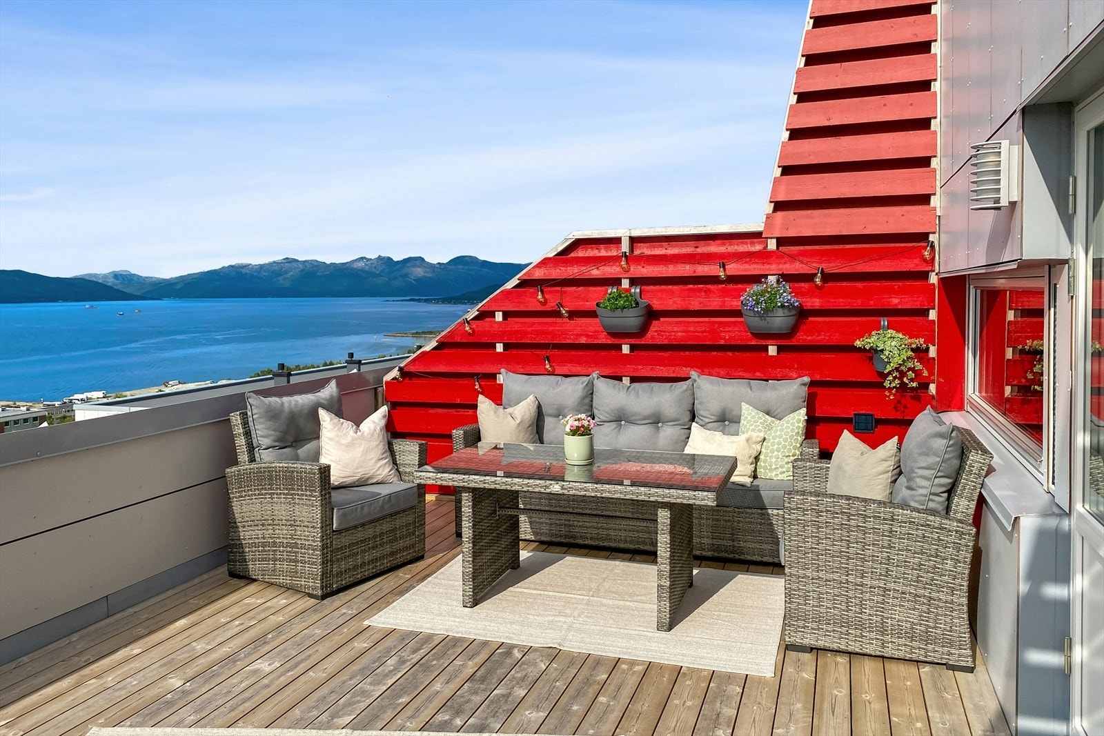 Selgers egne bilder - Sommerbilde med utsikt mot nord Galleribilde