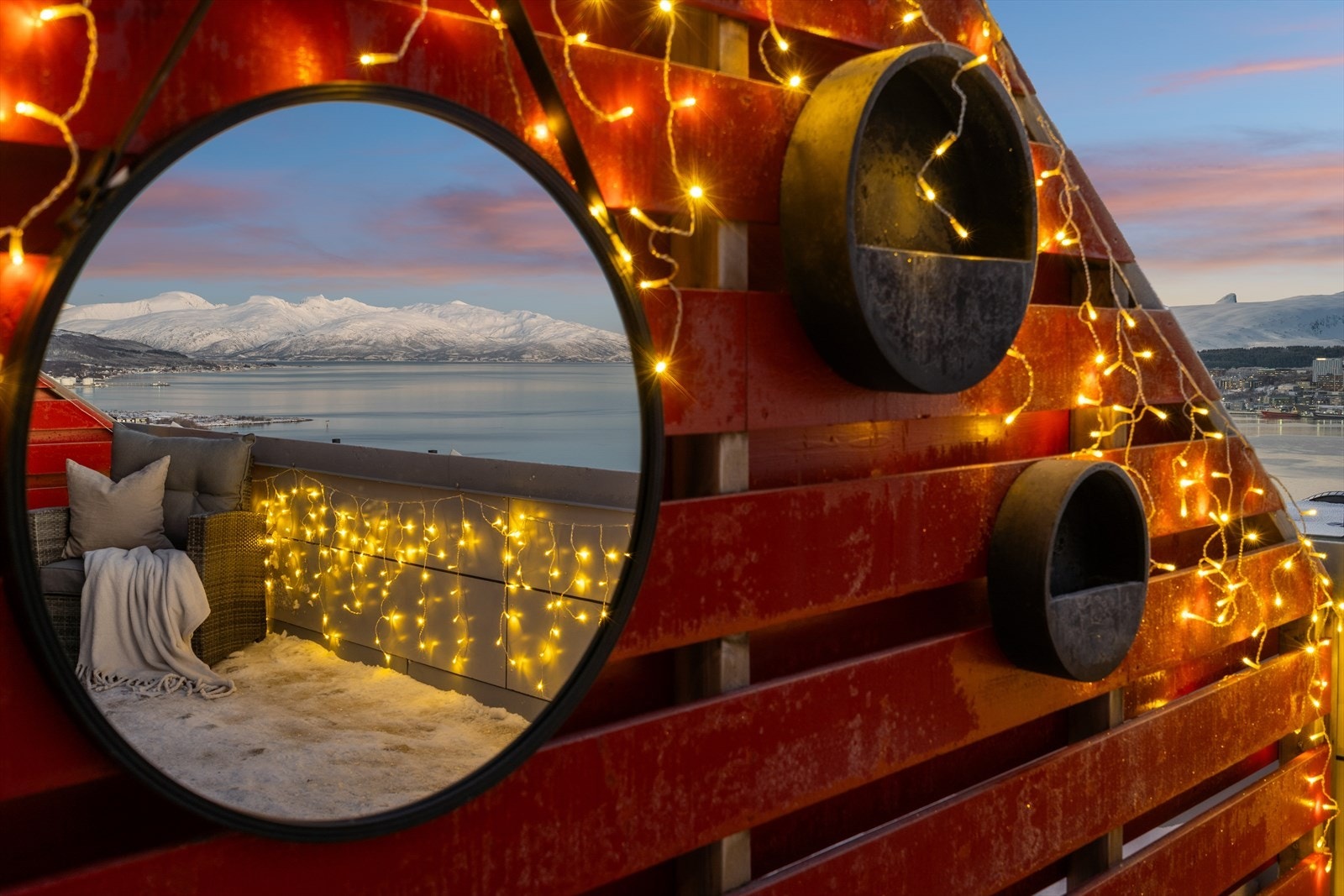 Skillevegger mellom leilighetenes terrasser Galleribilde