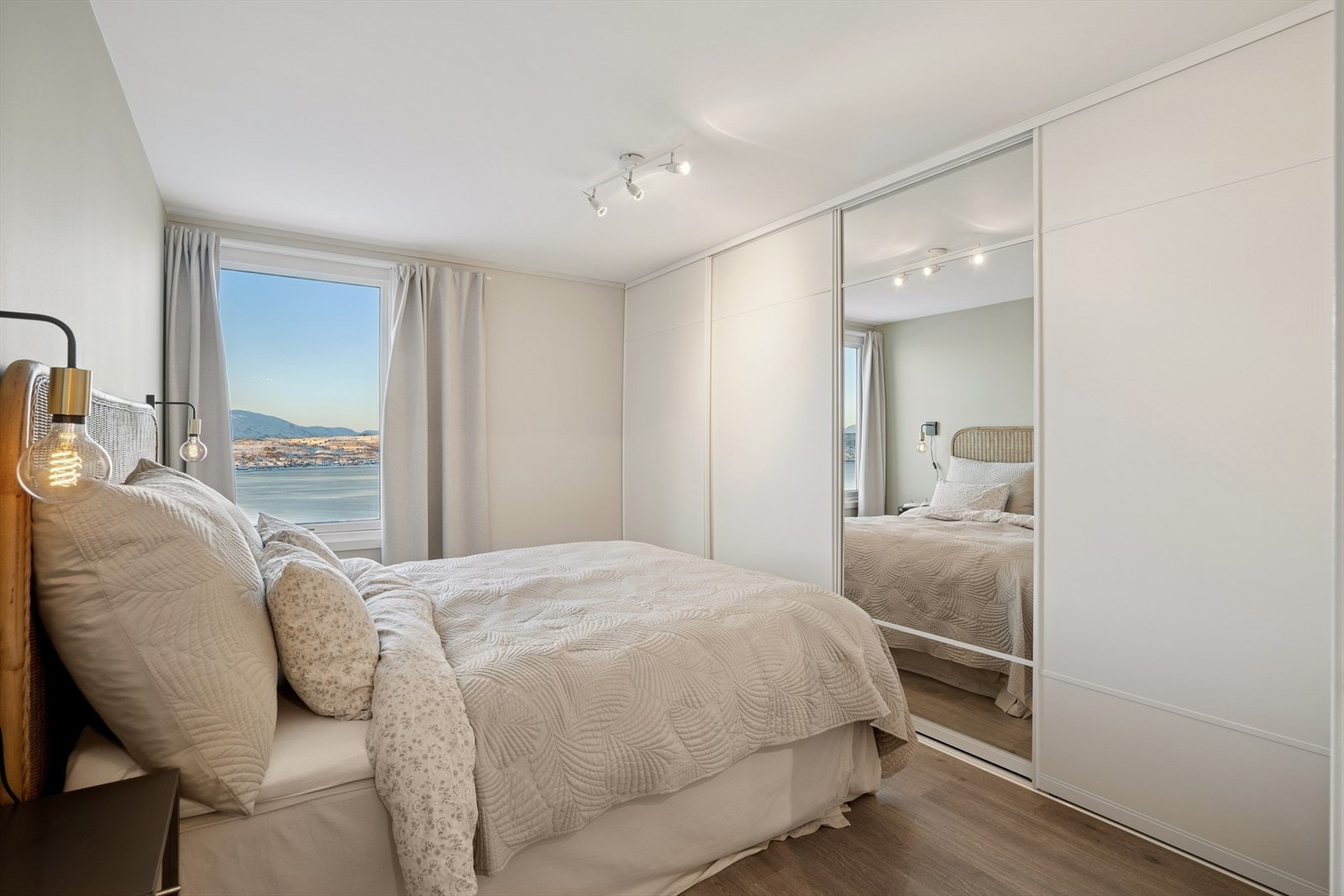 Soverom med stor skyvedørsgarderobe Galleribilde