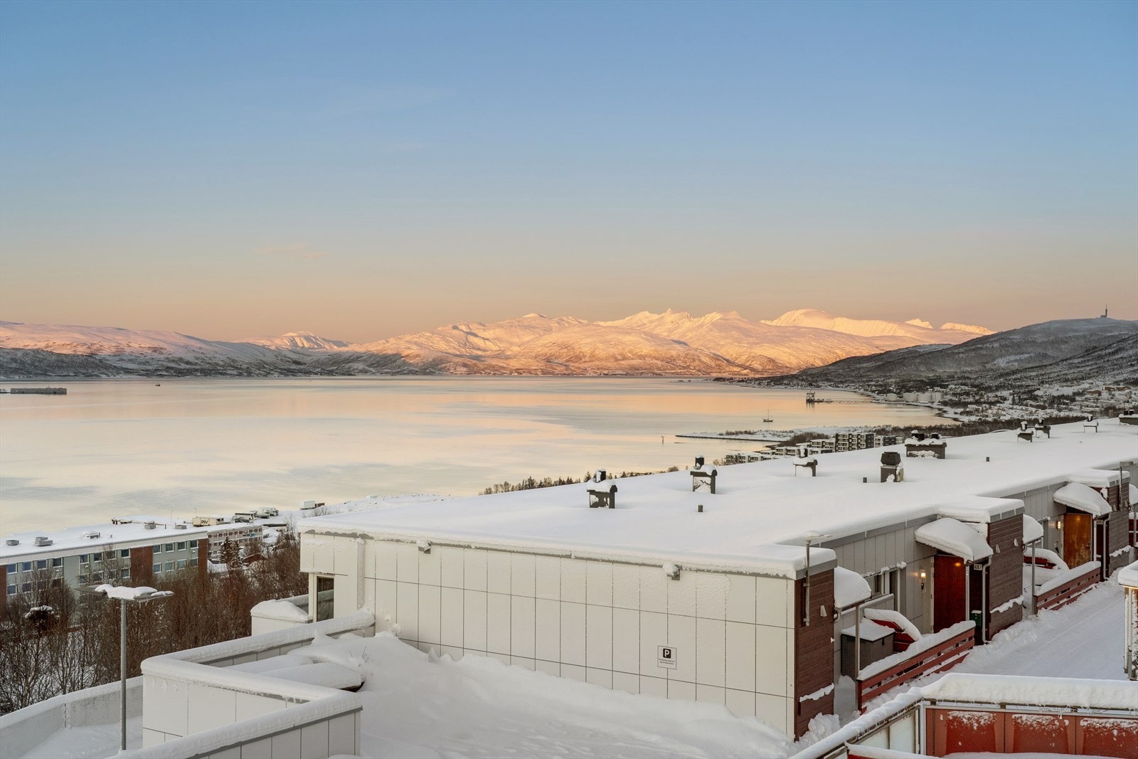 Utsikt mot nord fra leilighetens terrasse Galleribilde