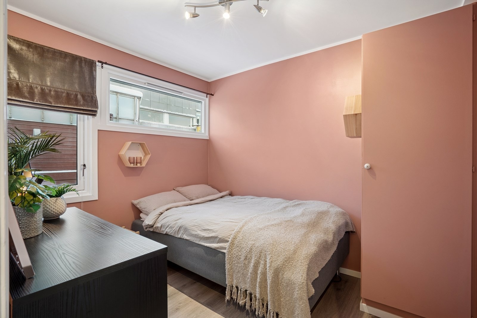 Soverom med garderobeskap Galleribilde