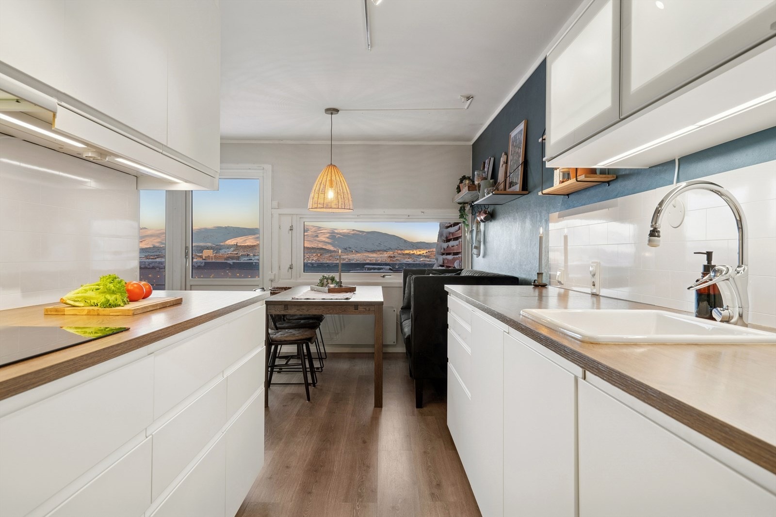 Kjøkken og spisestue har flott utsikt og rikelig med naturlig dagslys Galleribilde