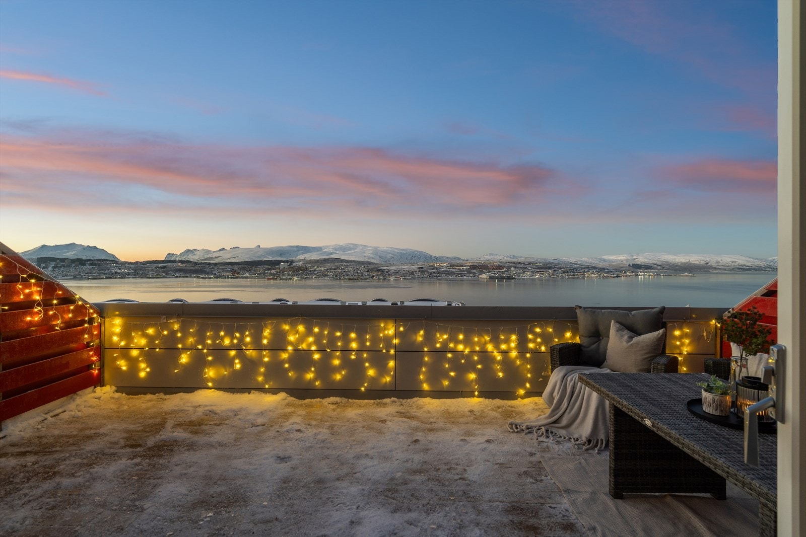 Stor nordvestvendt terrasse med fantastisk utsikt over Tromsøysundet, store deler av Tromsøya, Kvaløya og Ringvassøy Galleribilde