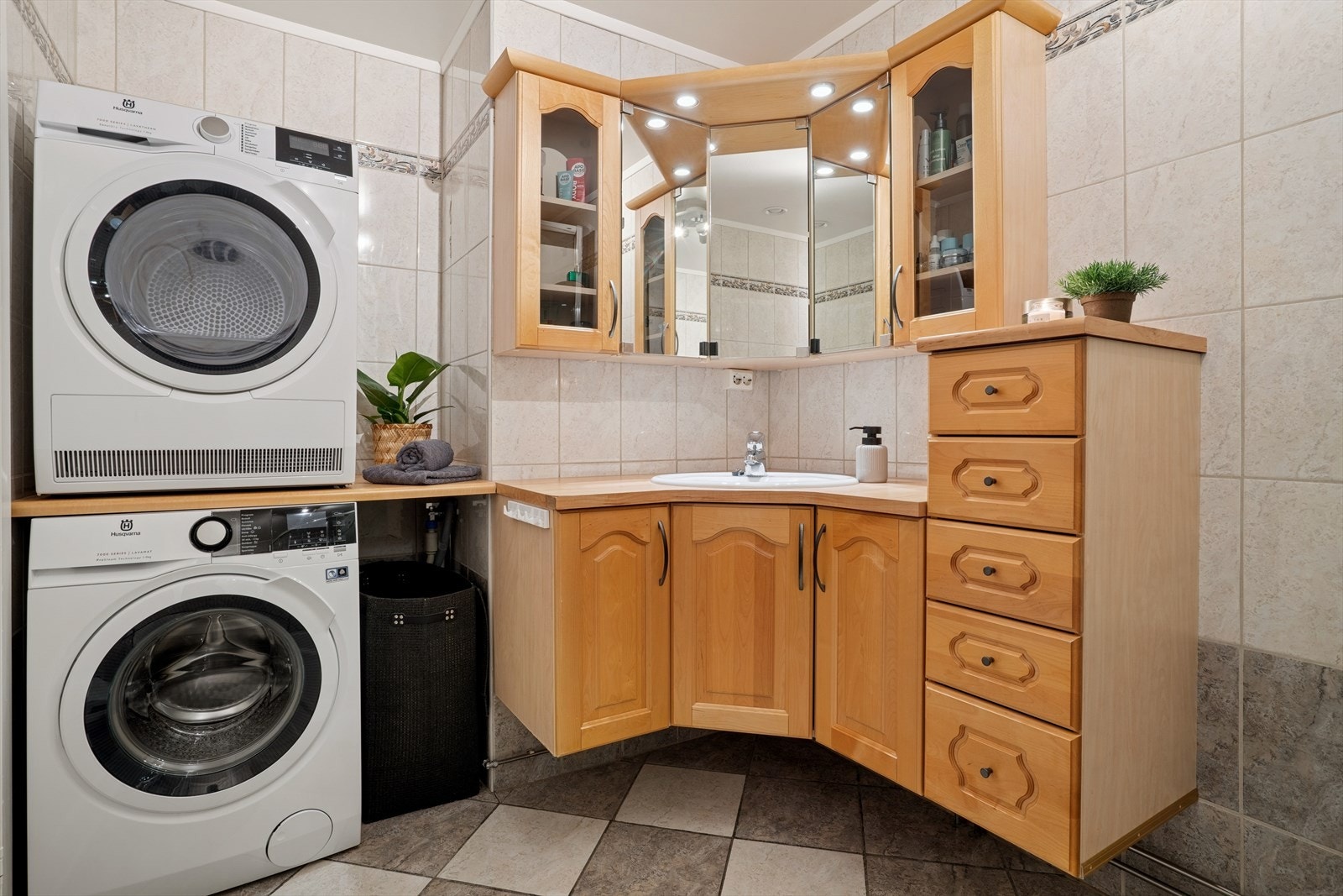 Badet har også opplegg for både vaskemaskin og tørketrommel Galleribilde