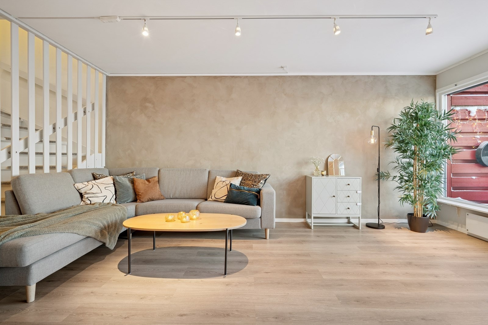 Stue er romslig med lyse farger og rikelig med naturlig dagslys Galleribilde