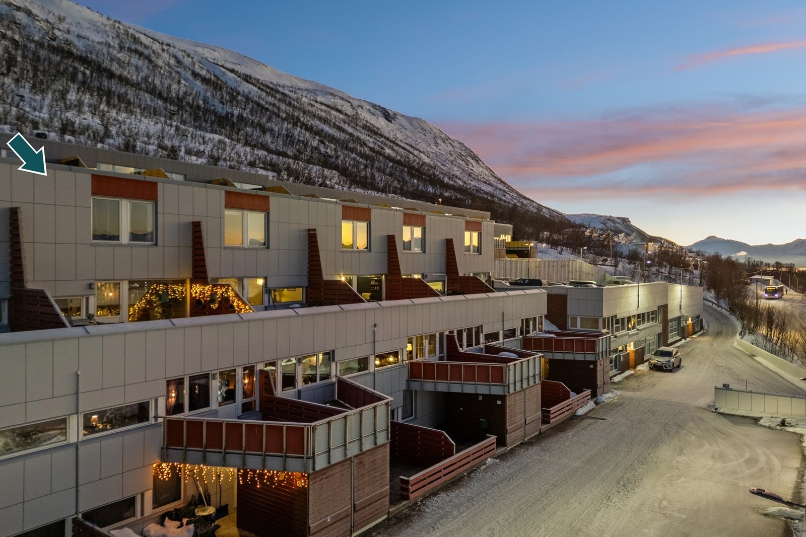 Leiligheten er over 2 plan og har stor skjermet terrasse med nydelig utsikt Galleribilde