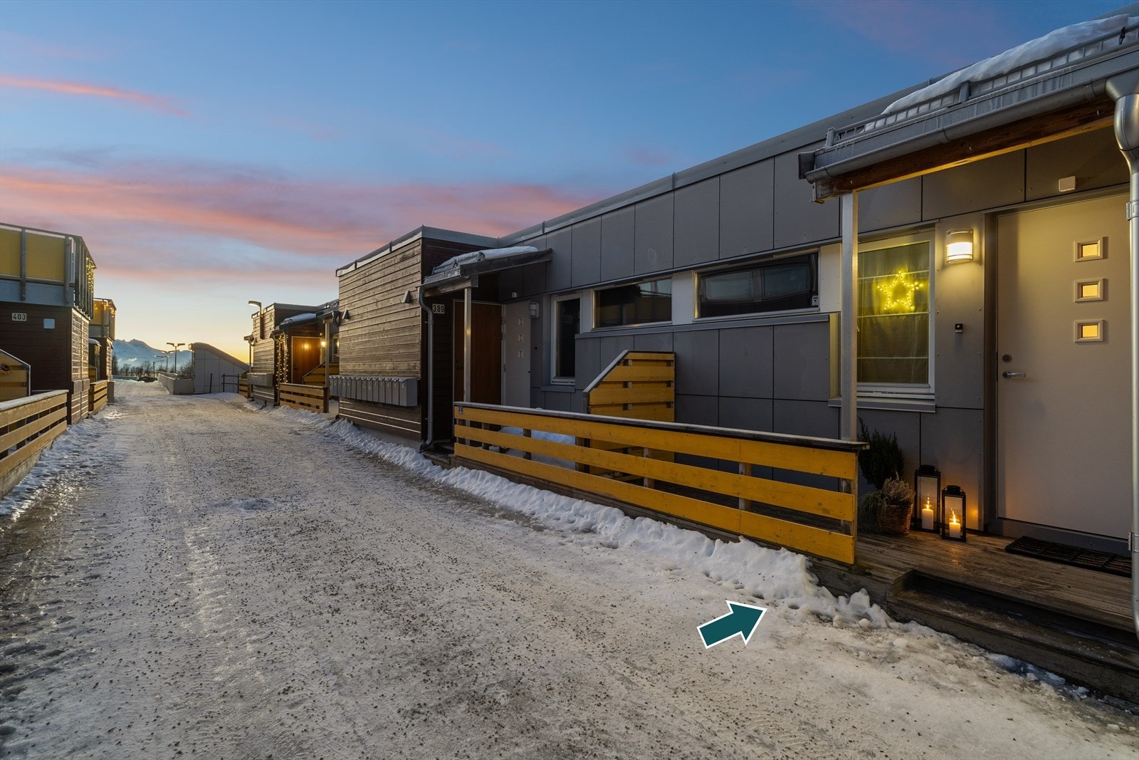 Overbygget inngangsparti og terrasse med morgen- og formiddagsol Galleribilde