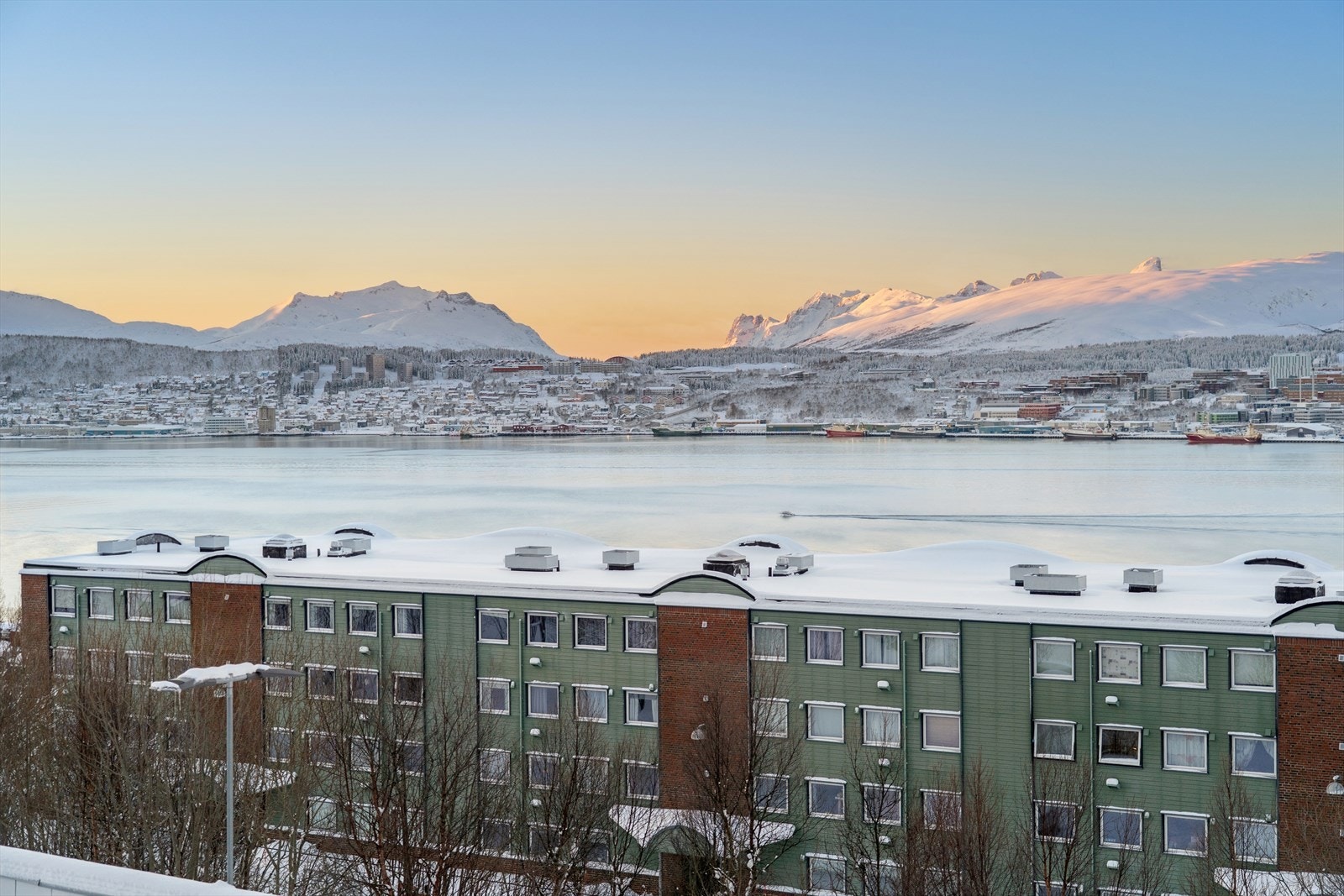 Utsikt mot vest fra leilighetens terrasse Galleribilde