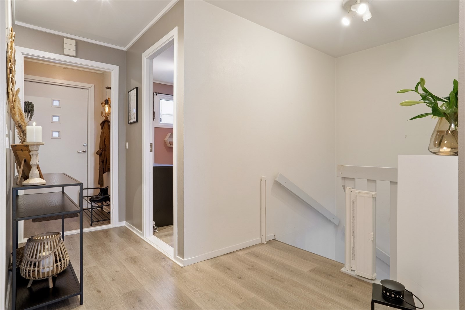 Vindfang, gang, soverom og trappegang Galleribilde