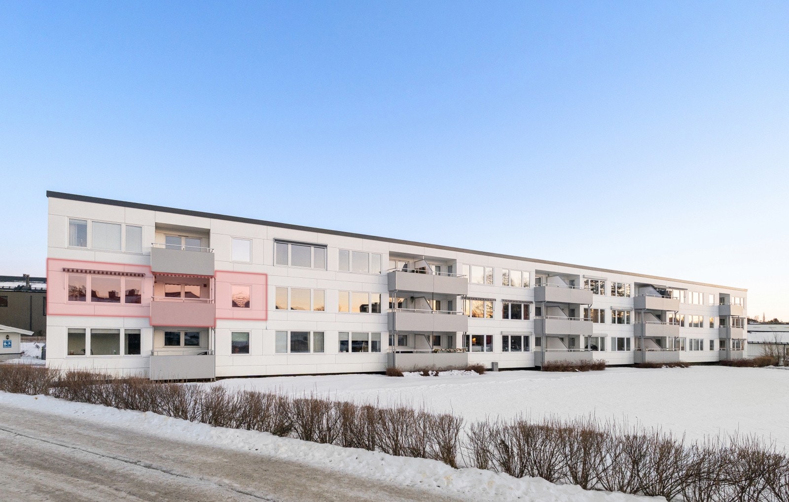 Leiligheten har god beliggenhet i bygget på hjørnet i andre etasje. Galleribilde