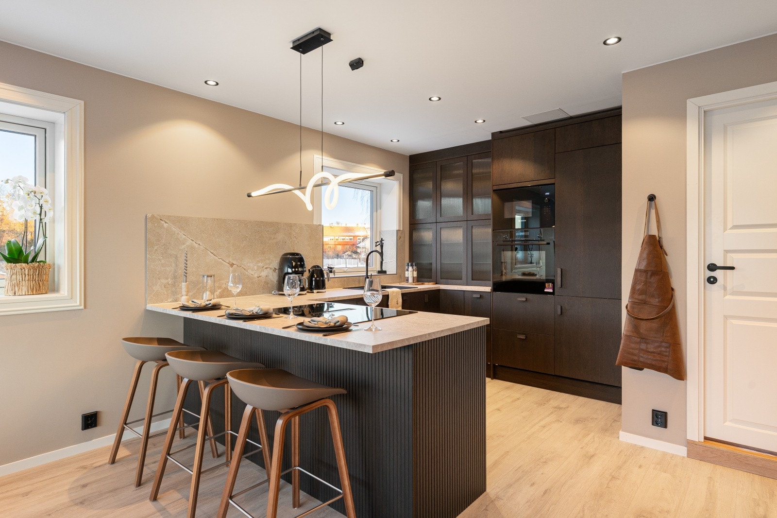 Splitter nytt kjøkken med mye skap og lagringsplass. Galleribilde